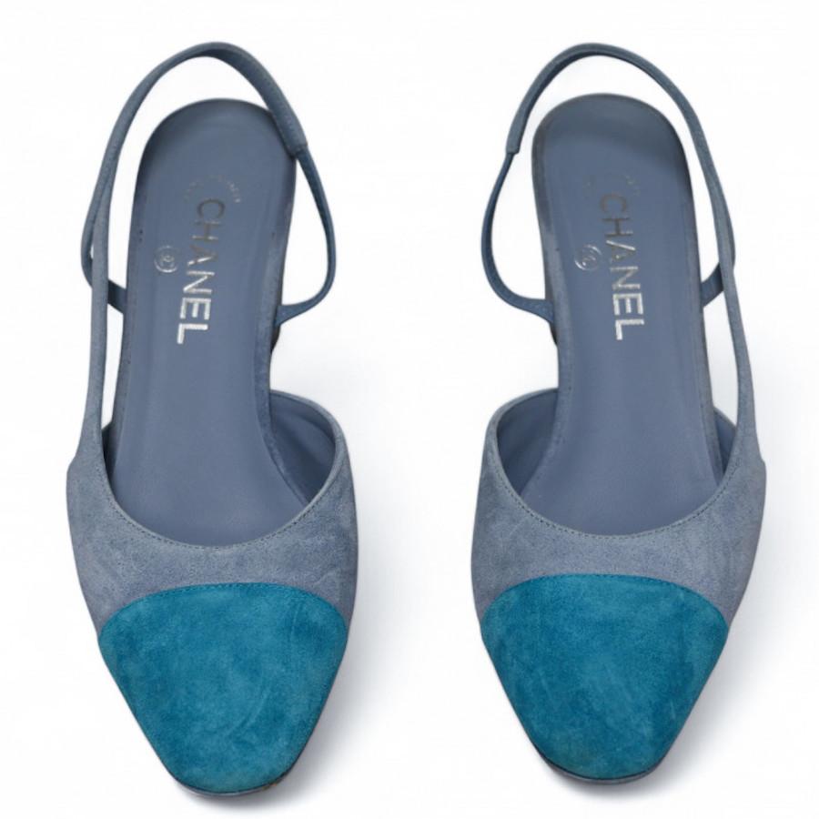 Atemberaubende Chanel blau Slingbacks Größe fr40
Zustand: sehr gut
Hergestellt in Italien
MATERIAL : Ziegensamt
Farbe : blau
Größe : 40 FR
Absatzhöhe : 6,5 cm
Seriennummer: AG313...
Details : Dieses bei CHANEL ausverkaufte Modell ist ein Must-have