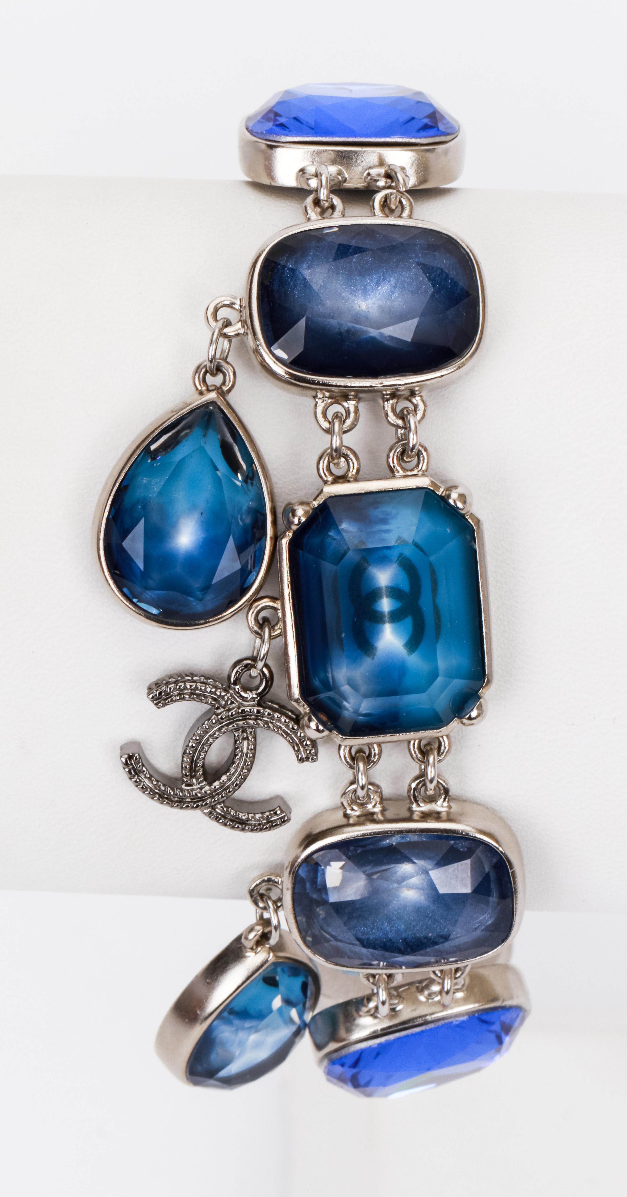 Chanel Armband mit blauen Steinen, gemischte Schliffe mit CC und birnenförmigen Anhängern. Kommt mit Original-Etui.