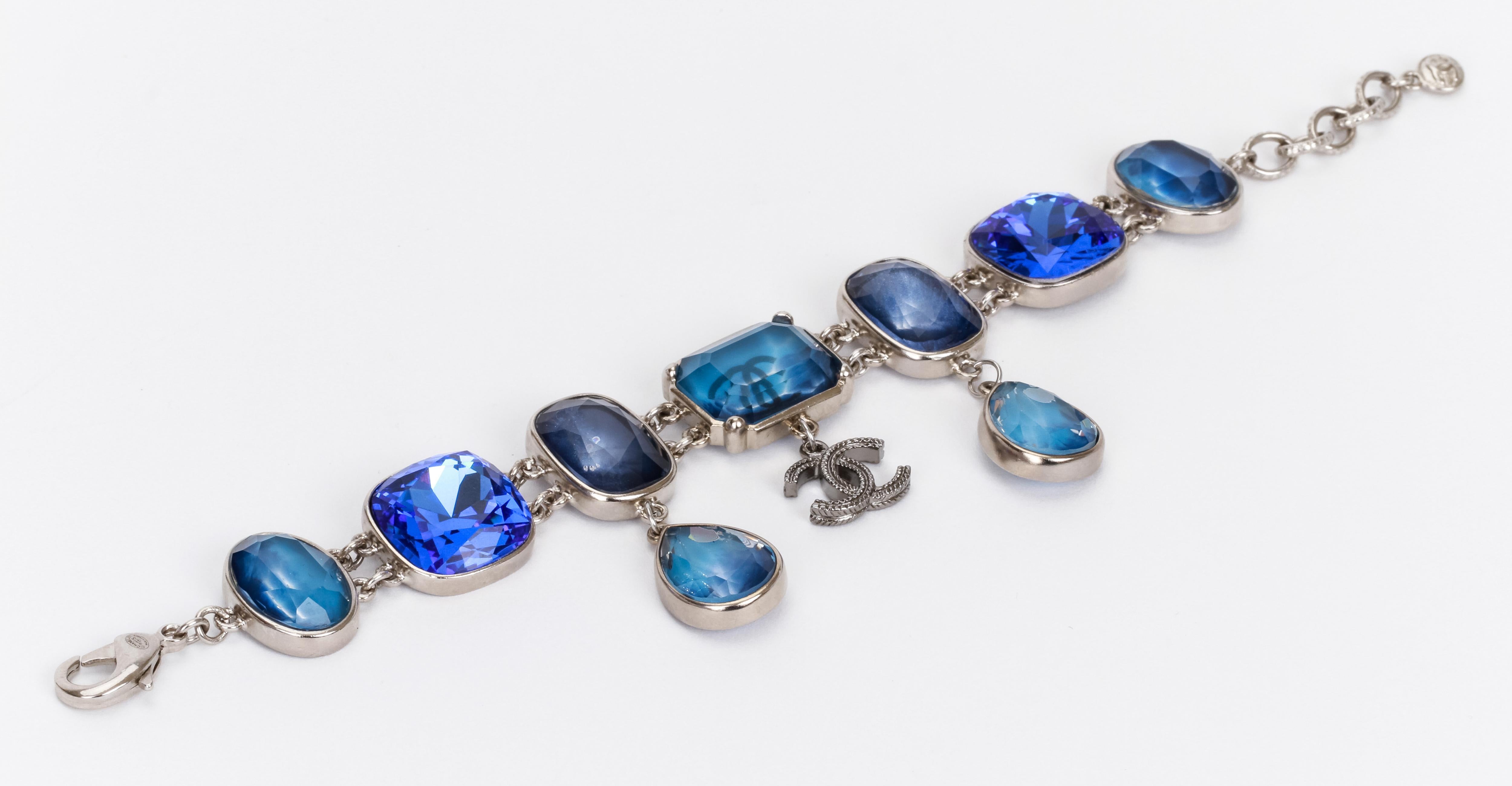 Chanel Blaues Stein-Charm-Armband im Zustand „Hervorragend“ im Angebot in West Hollywood, CA
