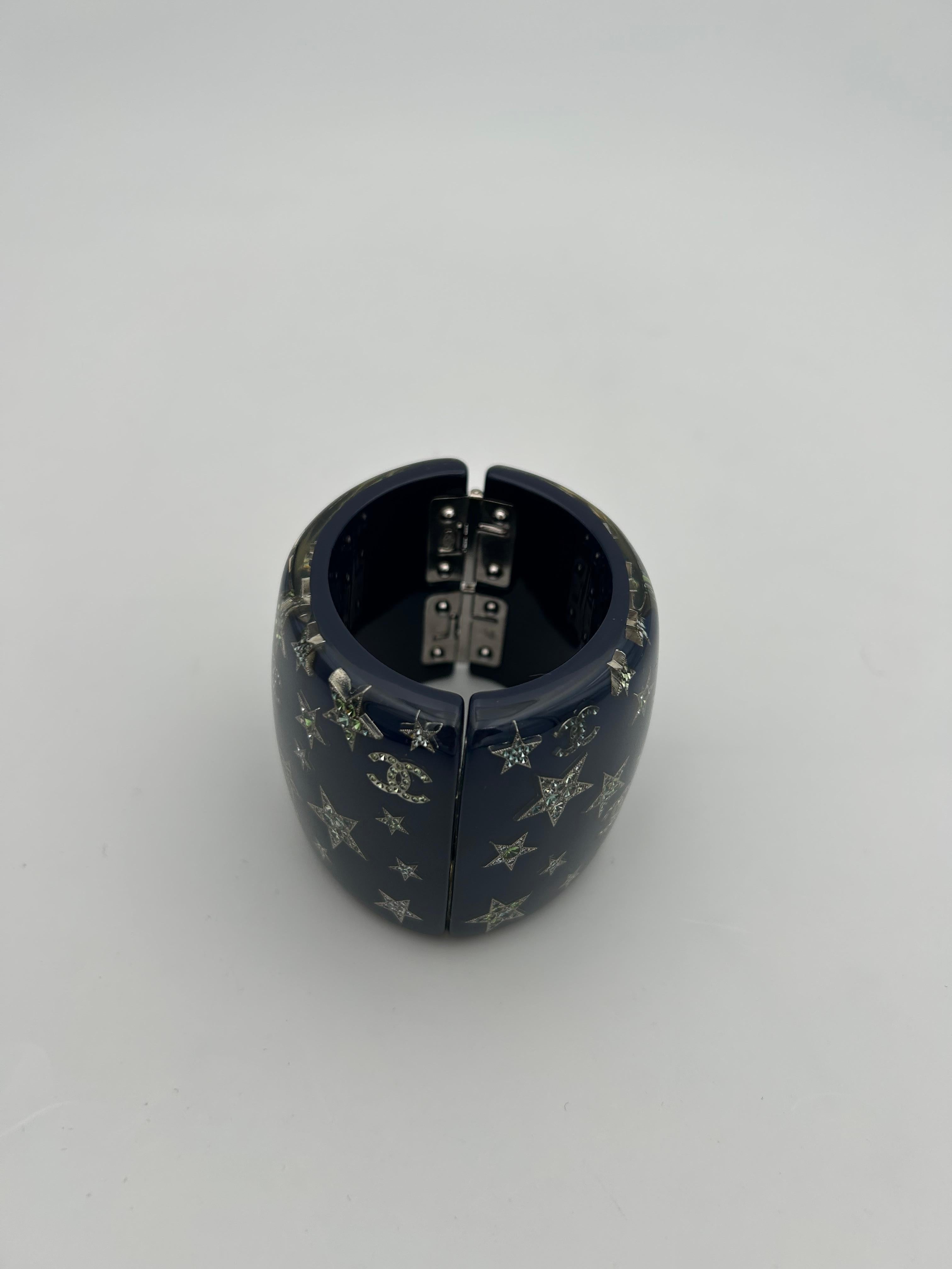 Chanel - Bracelet manchette CC et étoile en strass bleu 2012 en vente 1