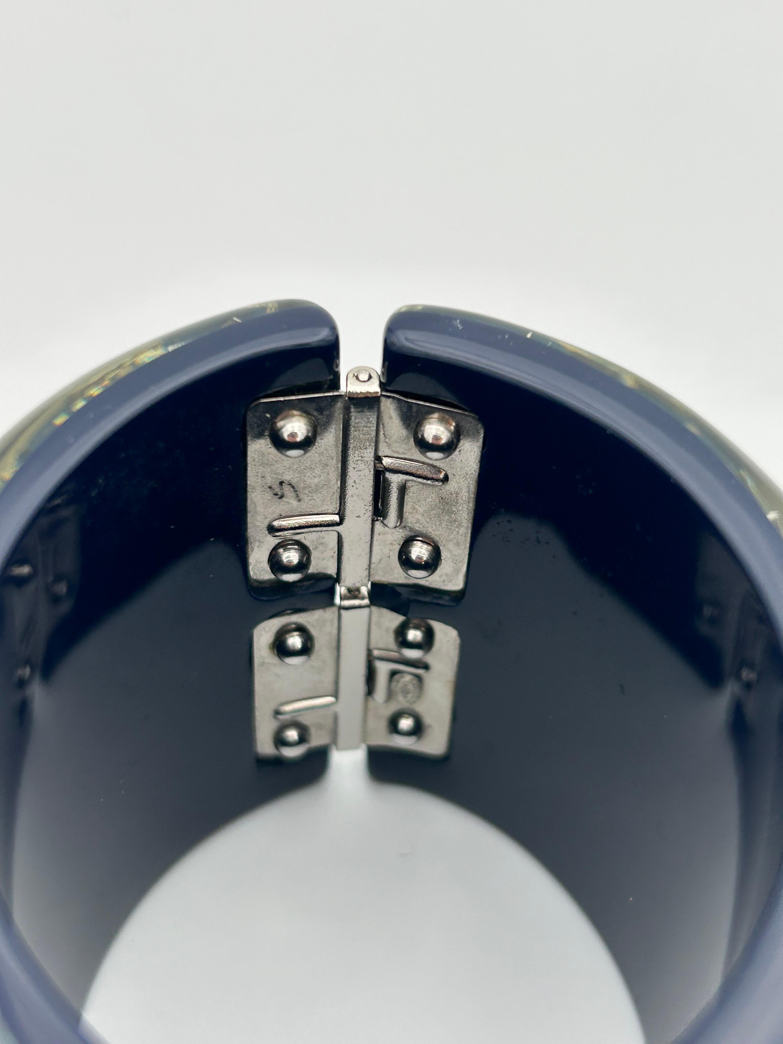 Chanel - Bracelet manchette CC et étoile en strass bleu 2012 en vente 3