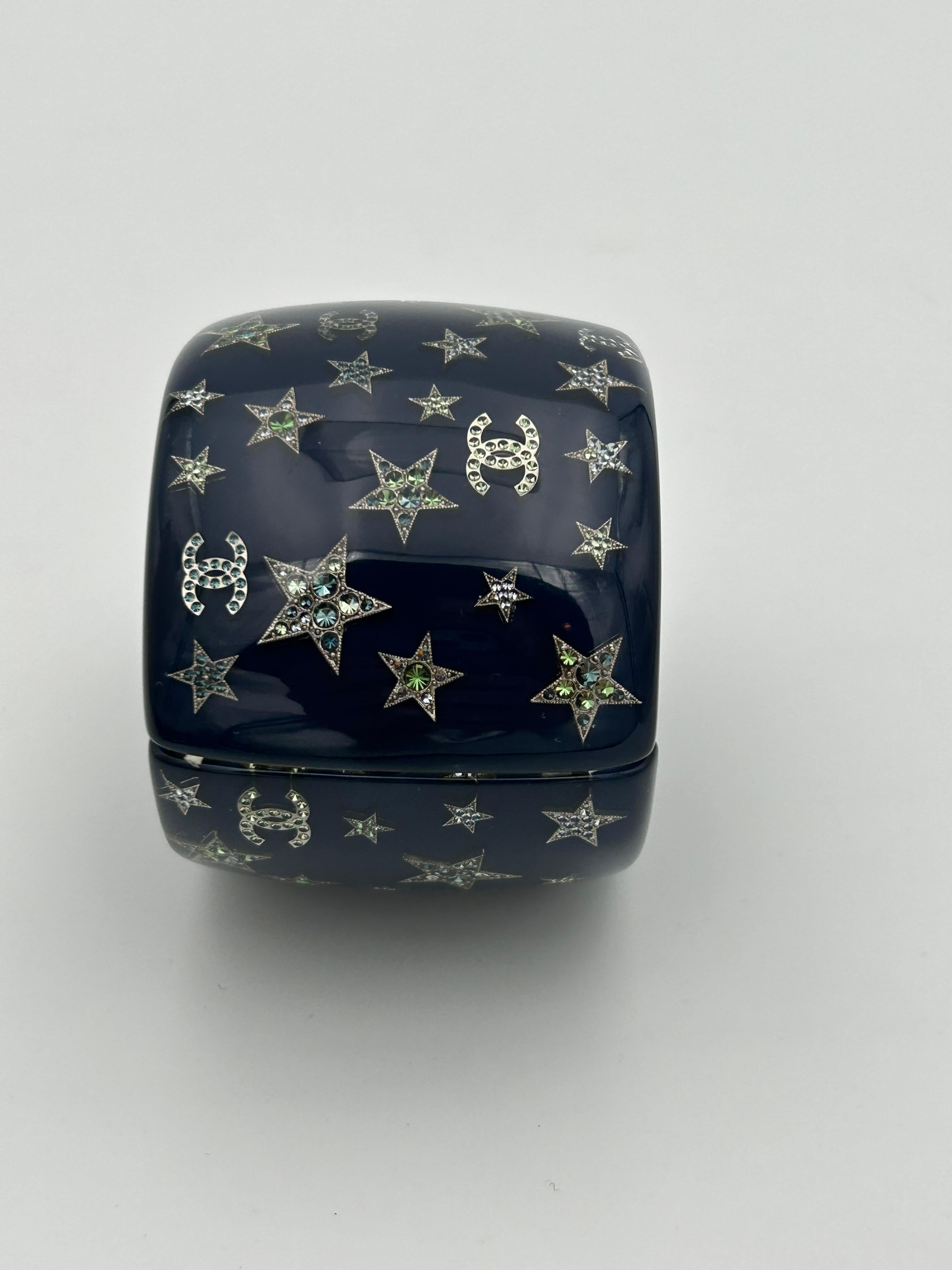 Chanel - Bracelet manchette CC et étoile en strass bleu 2012 en vente 4