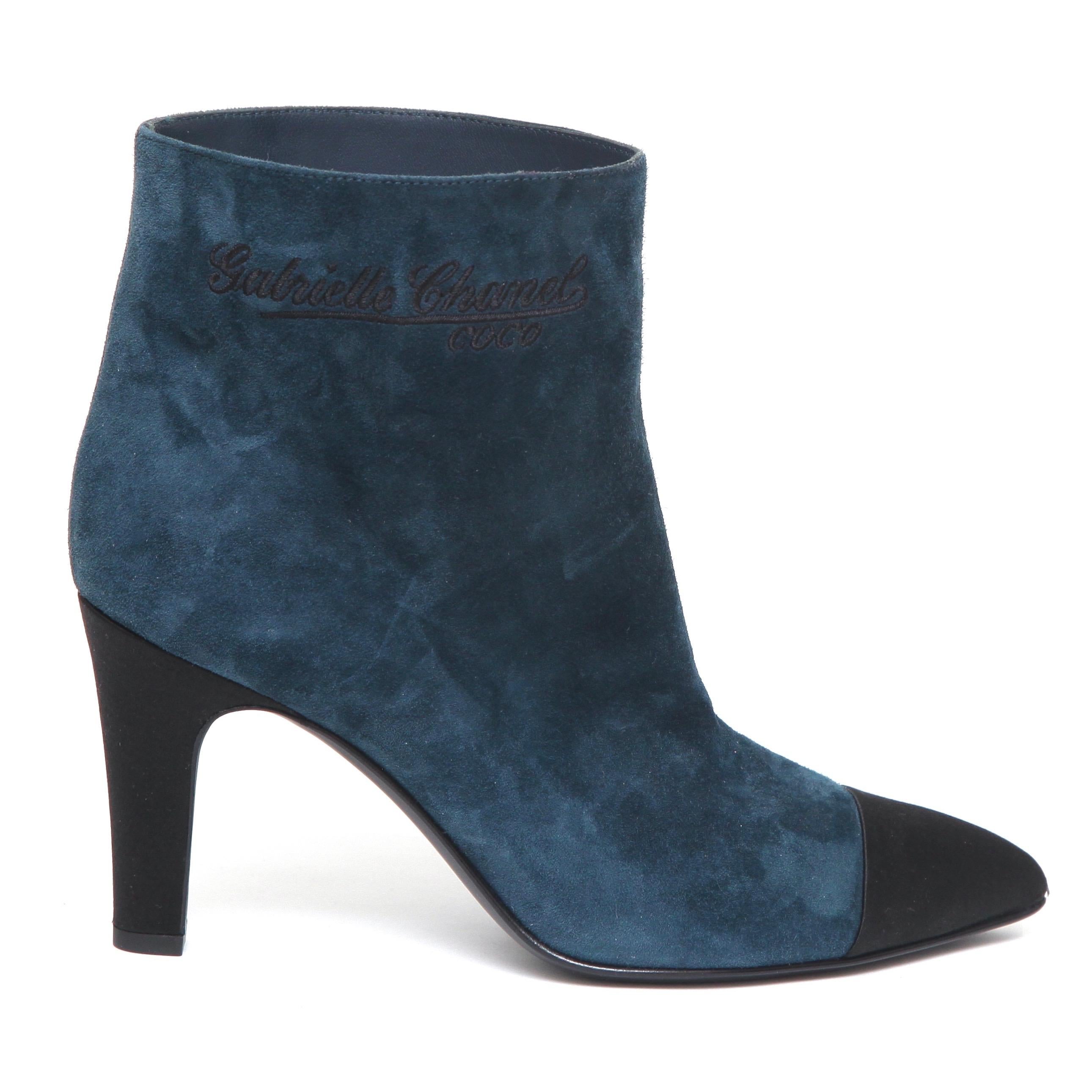 GUARANTEED AUTHENTIC CHANEL 2017 BLUE SUEDE GABRIELLE COCO ANKLE BOOTS

Details:
- Blue suede uppers.
- Pointed black grosgrain cap toe.
- Black grosgrain heels.
- Leather insole and soles.
- Comes with dust bag.

Size: 38

Measurements