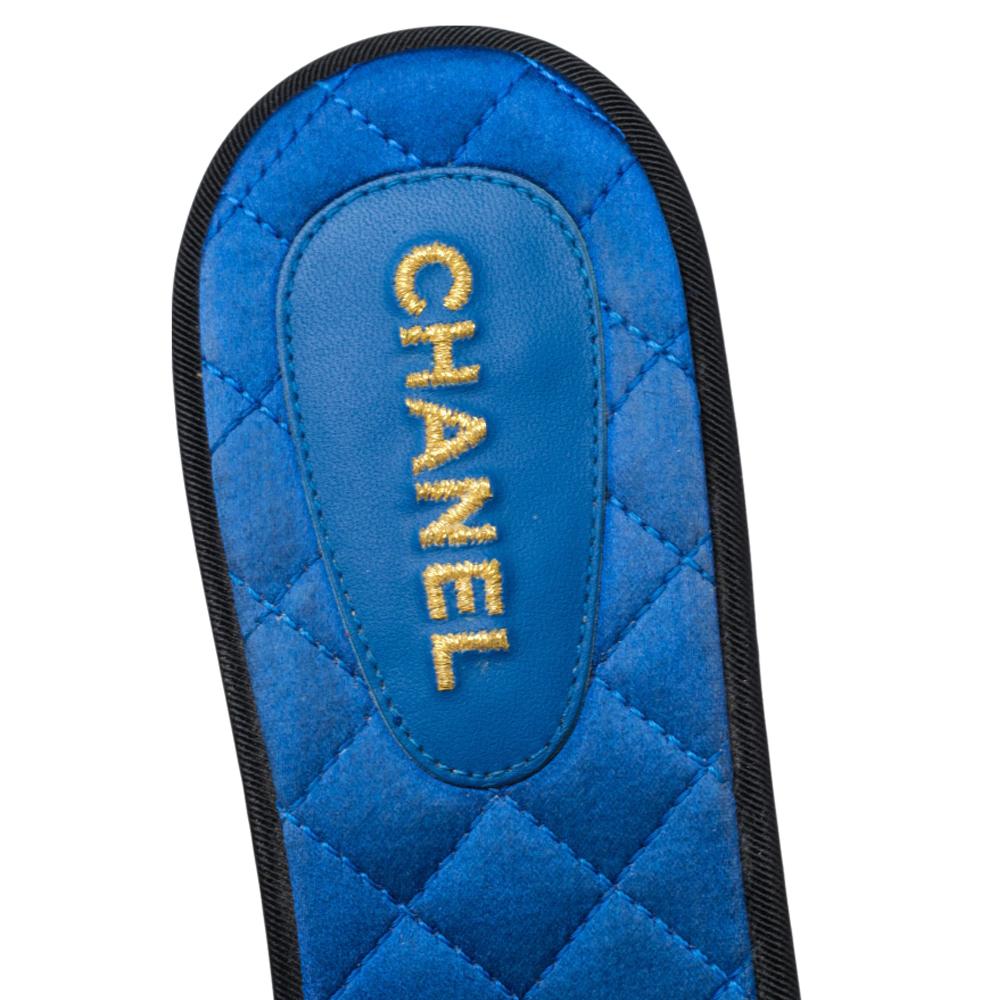 Chanel Blue Suede Camellia Flat Sandals Size 39 In Good Condition In Dubai, Al Qouz 2