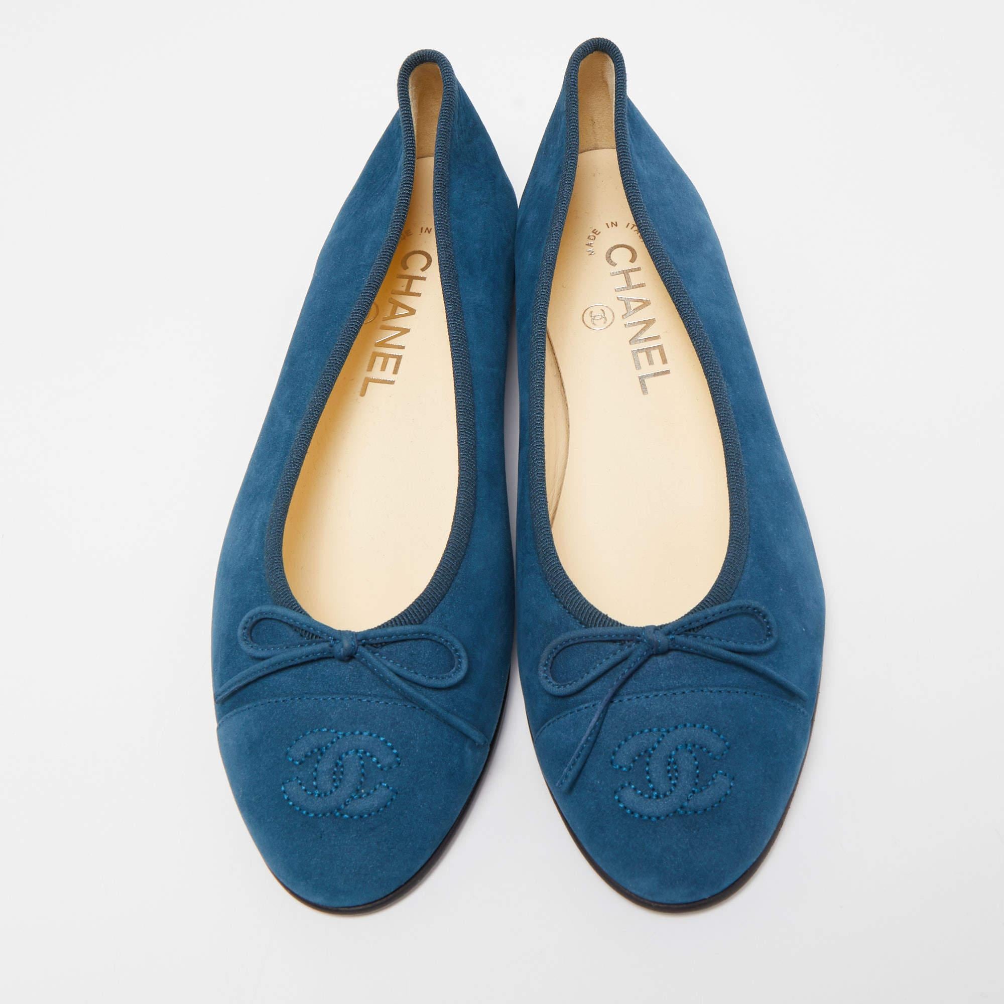 Defined by comfort and effortless style, no wardrobe is ever complete without a pair of Chanel CC ballet flats. This pair is lovely to look at and is equipped with elements like a comfortable insole and a durable sole.

Includes: Original Dustbag,