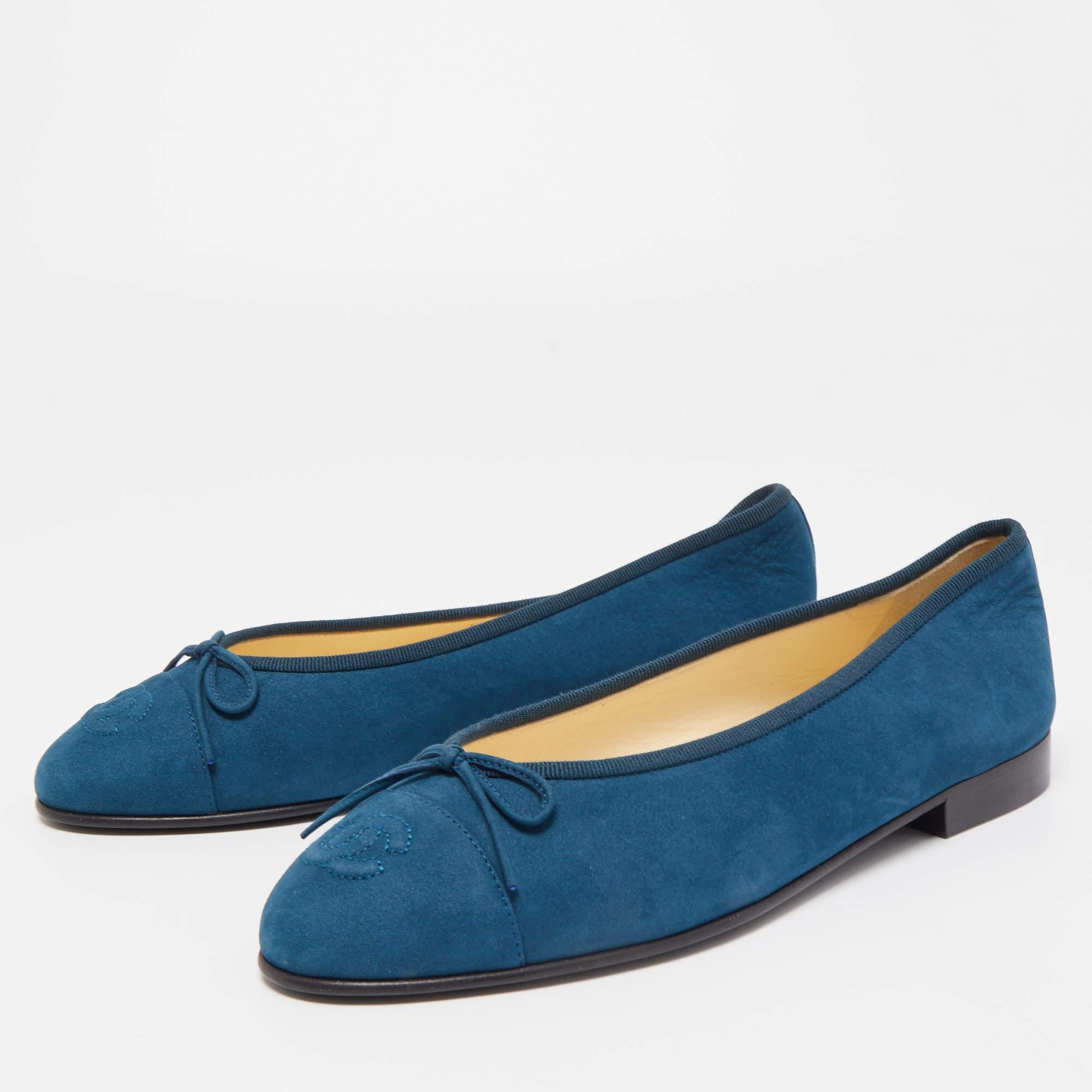 Chanel Blue Suede CC Cap Top Ballet Flats Size 40 In New Condition In Dubai, Al Qouz 2