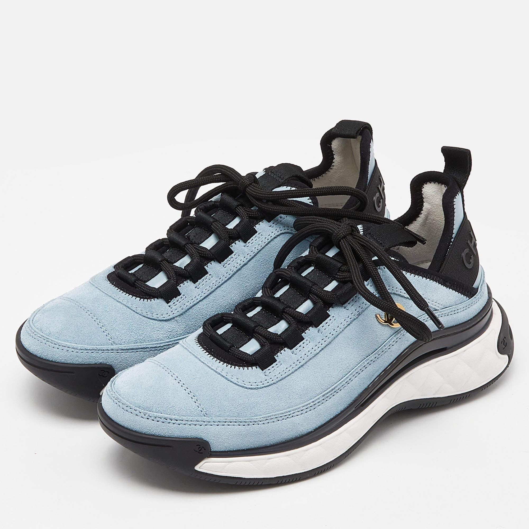 Designed into a chunky size, these Chanel sneakers are not just stylish in appeal but also comfortable to wear. Crafted from quality materials, they are designed with CC logos on the counters. Finished off with laces on the vamps, these kicks still