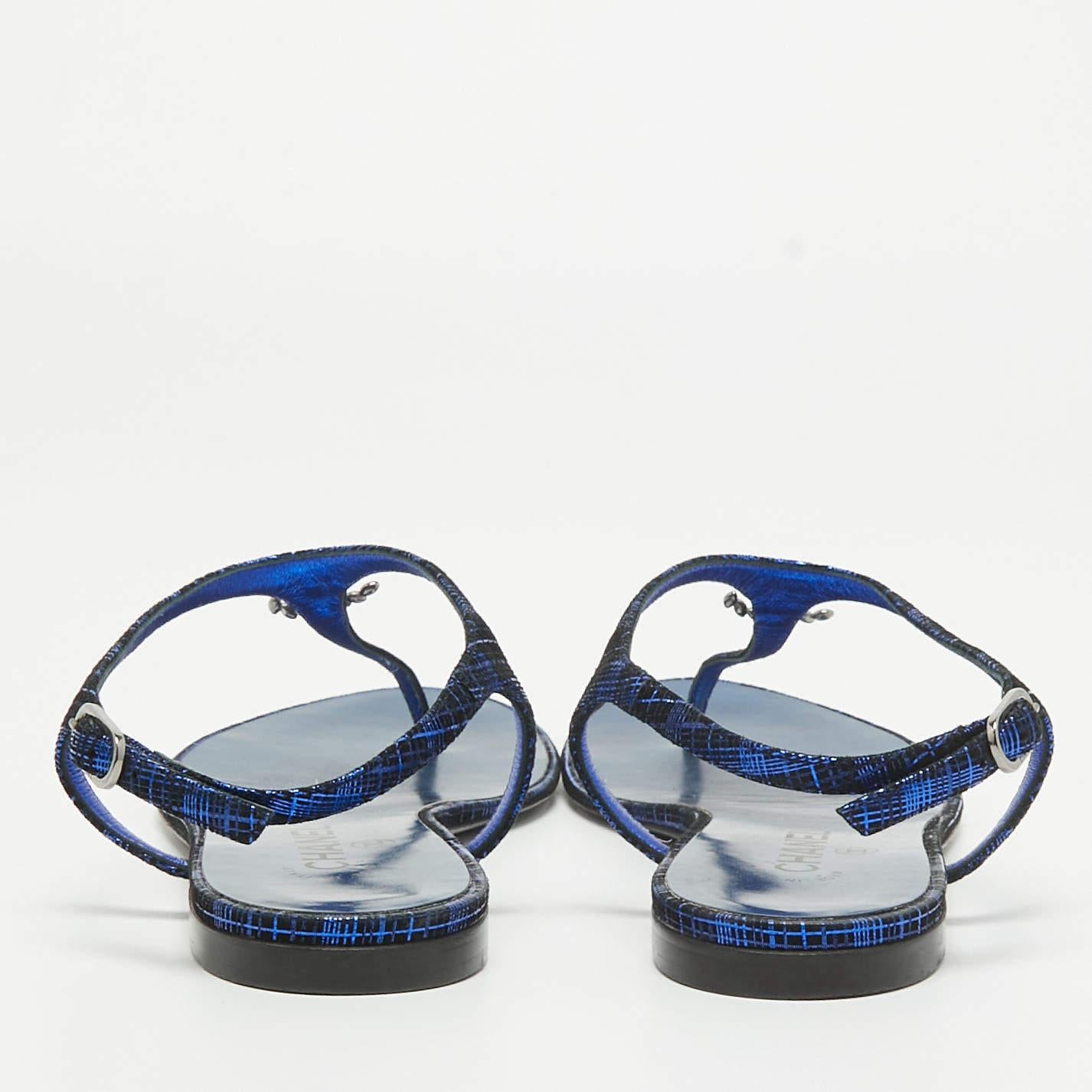 Chanel Blau Wildleder CC Nieten-Zehensandalen mit Nieten Größe 41 im Zustand „Gut“ im Angebot in Dubai, Al Qouz 2