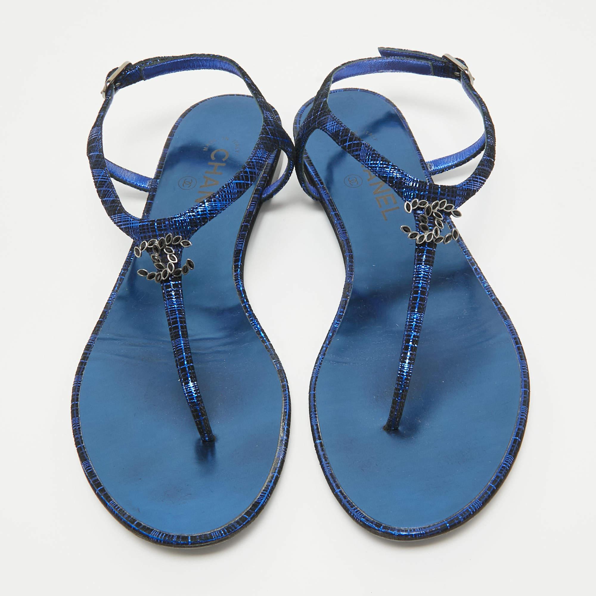 Women's Chanel Blue Suede CC Studded Thong Sandals Size 41 For Sale