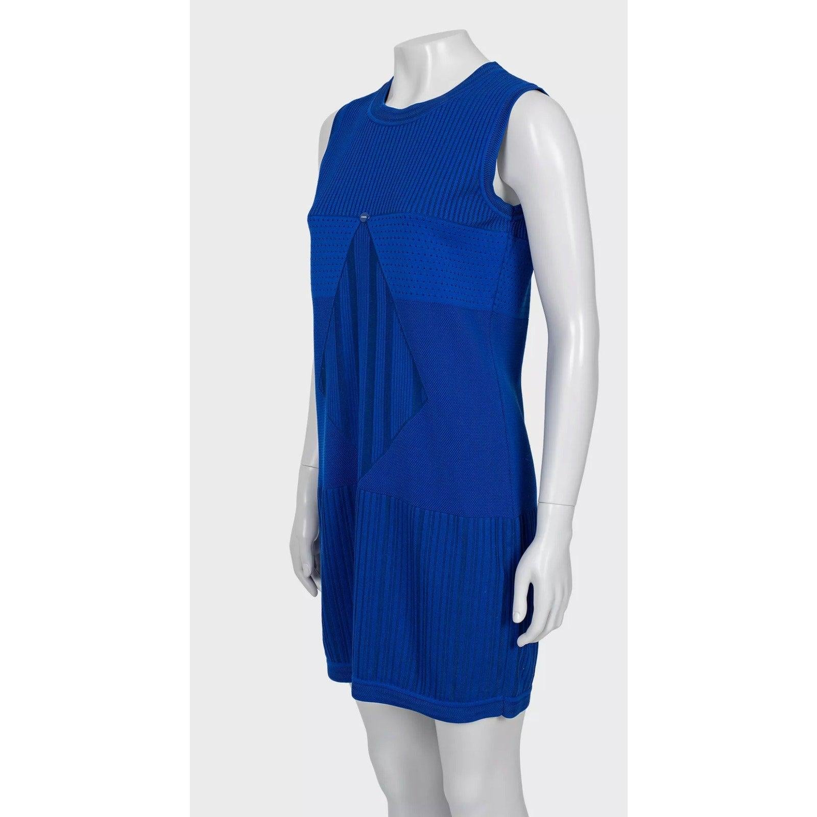 Élevez votre garde-robe avec cette superbe robe bleue de Chanel ! Cette pièce élégante présente un motif texturé unique et une coupe droite flatteuse. Le style à enfiler assure un port sans effort, parfait pour toutes les occasions. 

Confectionnée