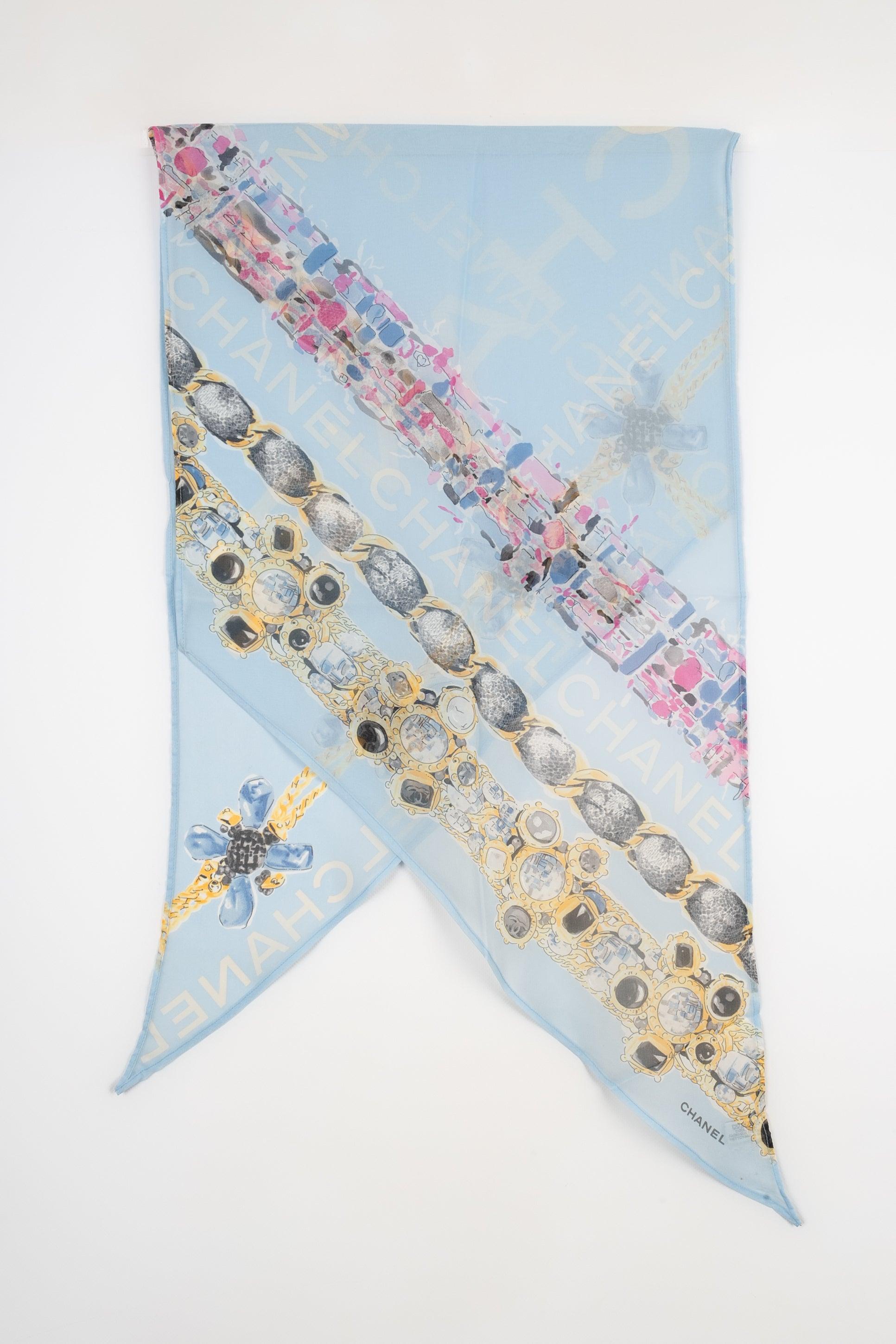 Chanel - Blue-tone silk muslin foulard printed with jewellery patterns. Missing brand and composition labels.

Additional information:
Condition: Very good condition
Dimensions: 40 cm x 100 cm

Seller Reference: FFC38
