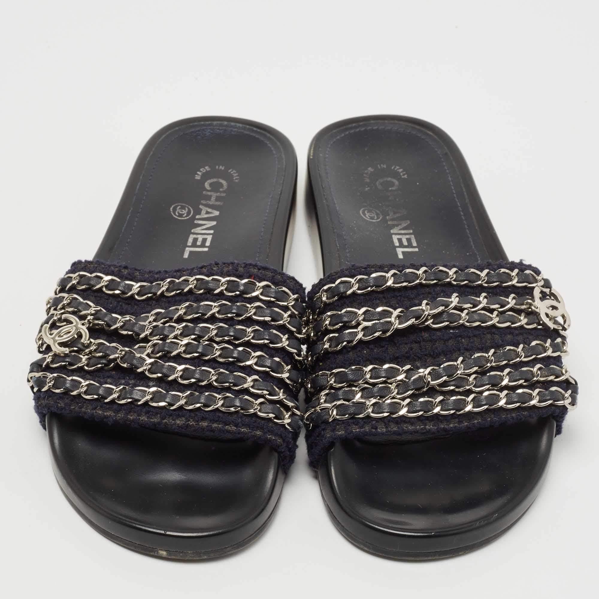 Stay comfortable throughout the day in effortless luxury with these Chanel Tropiconic slides. Designed with a tweed front strap and a durable rubber sole, these slides are finished with woven chains on the uppers.

