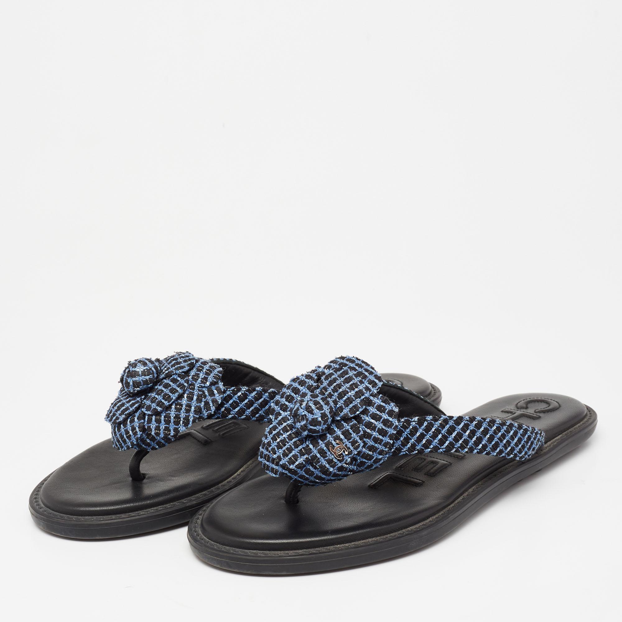 Chanel Blue Tweed Camellia Thong Flat Sandals Size 37.5 In Good Condition In Dubai, Al Qouz 2