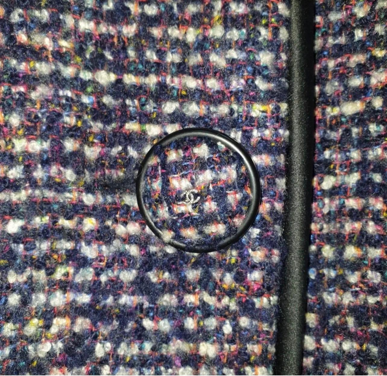 Noir Chanel - Manteau en tweed bleu en vente