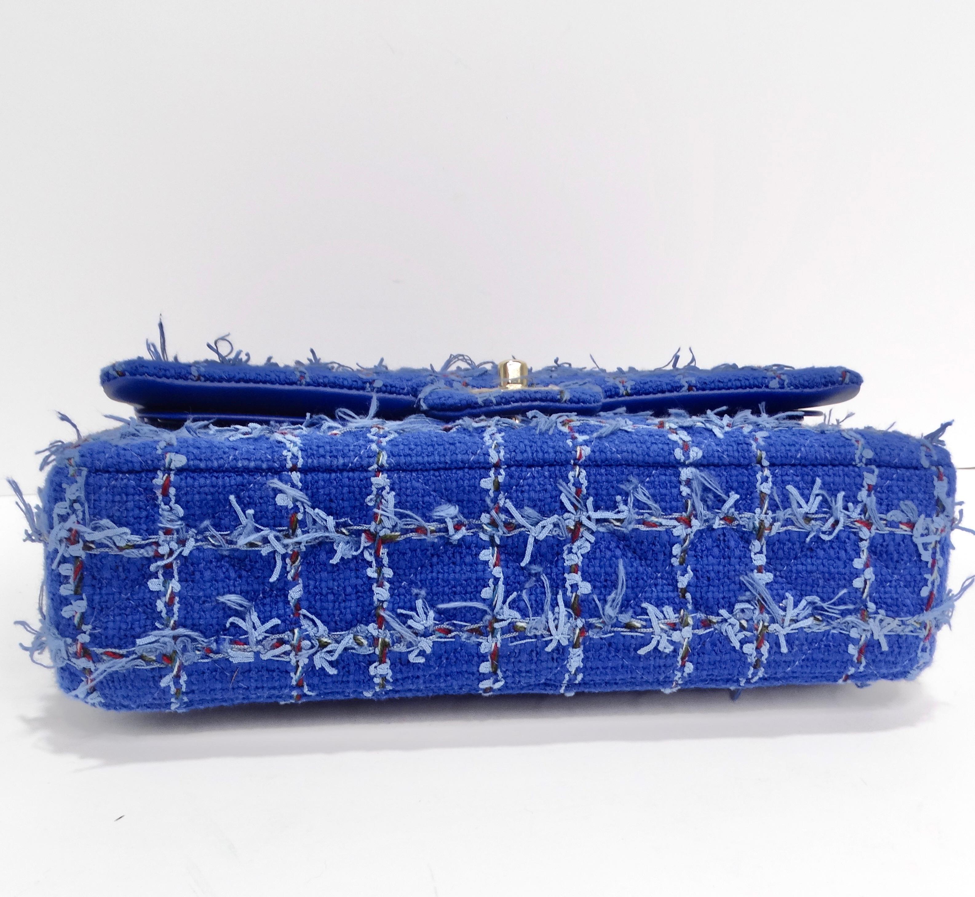 Chanel - Petit sac classique à rabat en tweed bleu matelassé en vente 4