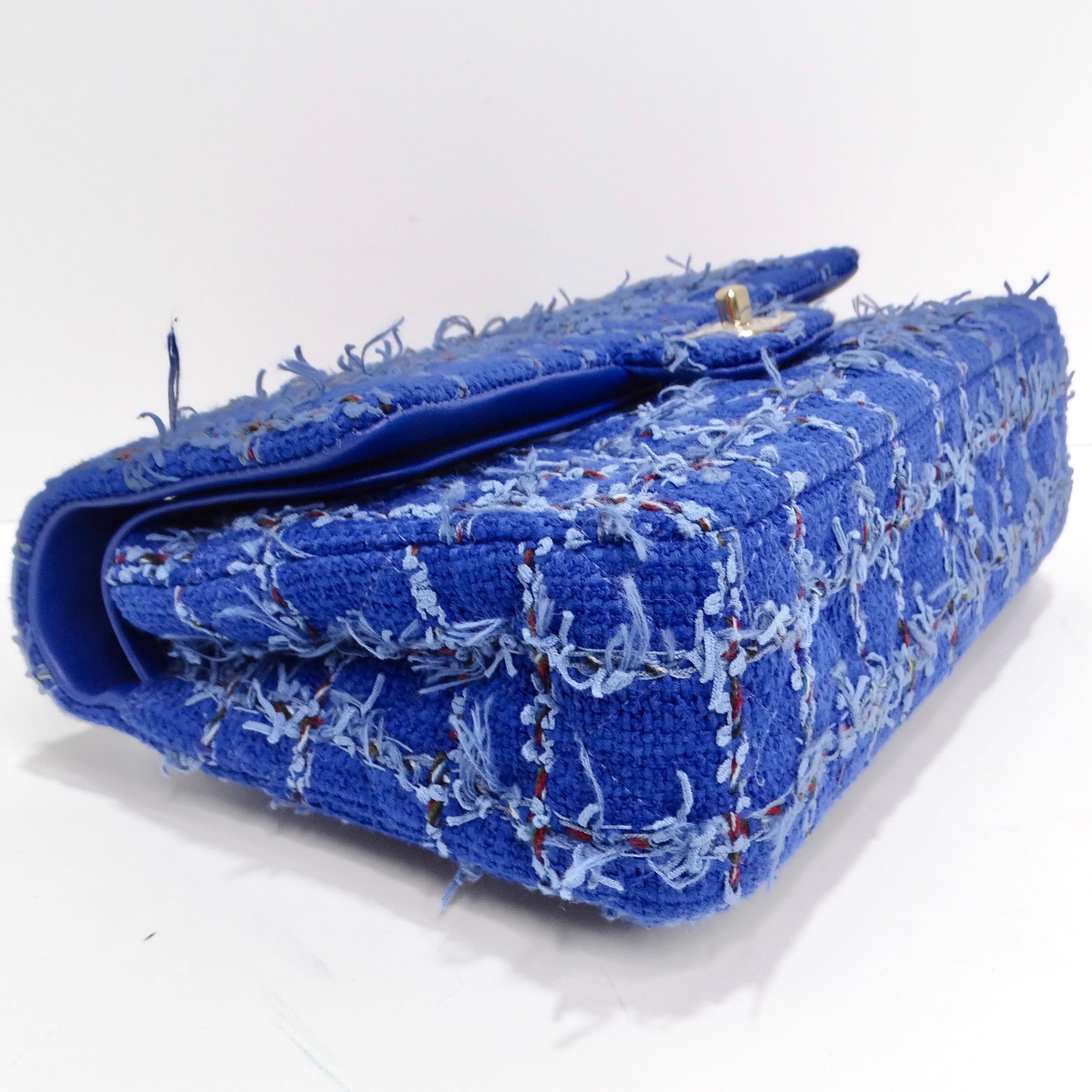 Chanel - Petit sac classique à rabat en tweed bleu matelassé en vente 5