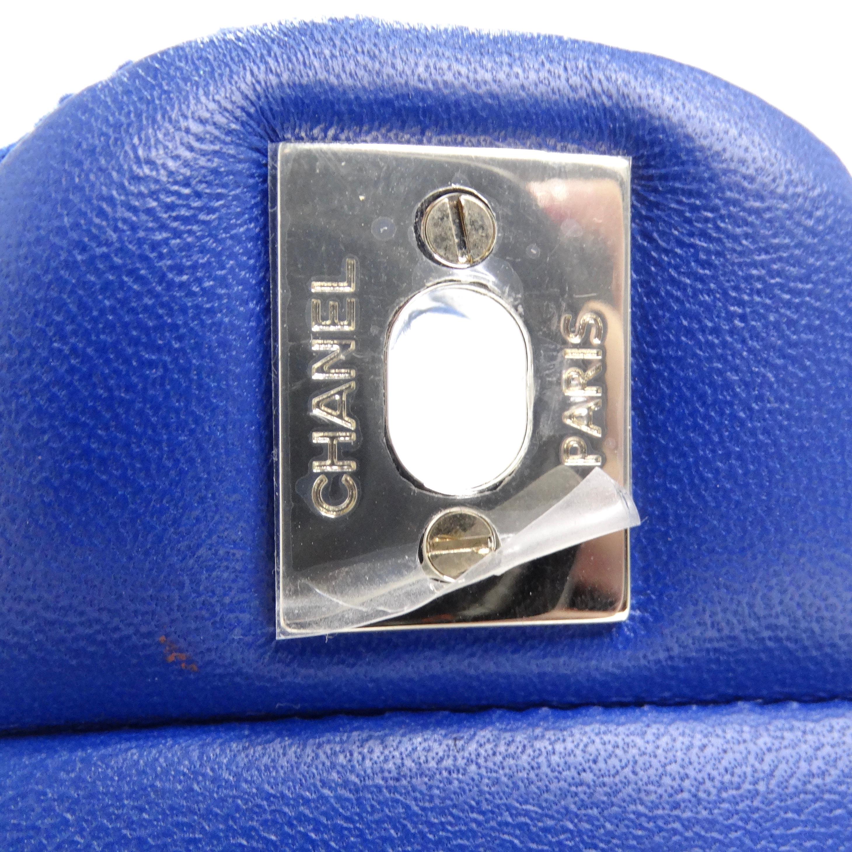 Chanel - Petit sac classique à rabat en tweed bleu matelassé en vente 7