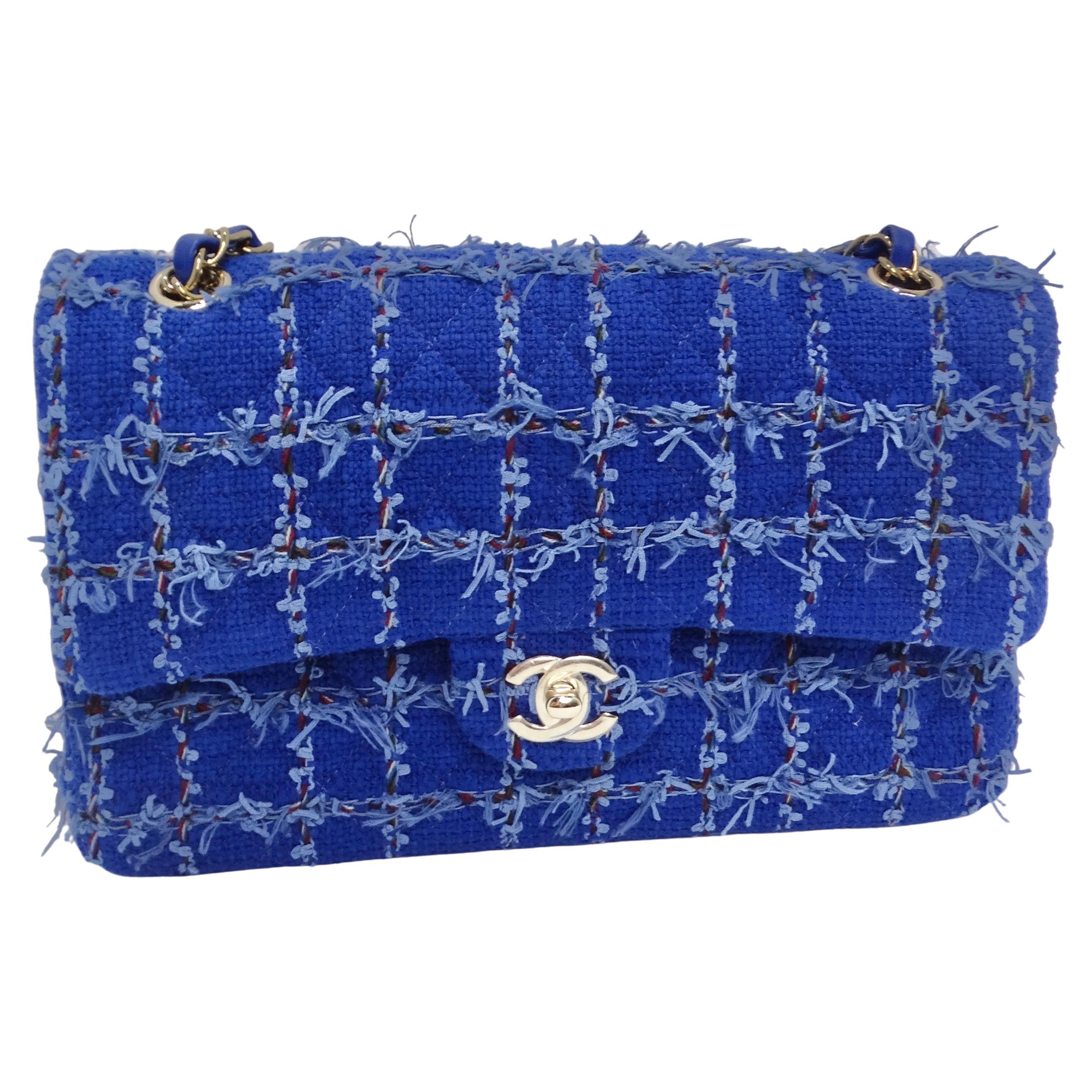 
Voici le petit sac à rabat classique en tweed bleu matelassé de Chanel, un chef-d'œuvre de la mode qui allie sans effort élégance et style. Ce superbe petit sac à bandoulière transversal témoigne du design impeccable de Chanel. Fabriqué avec