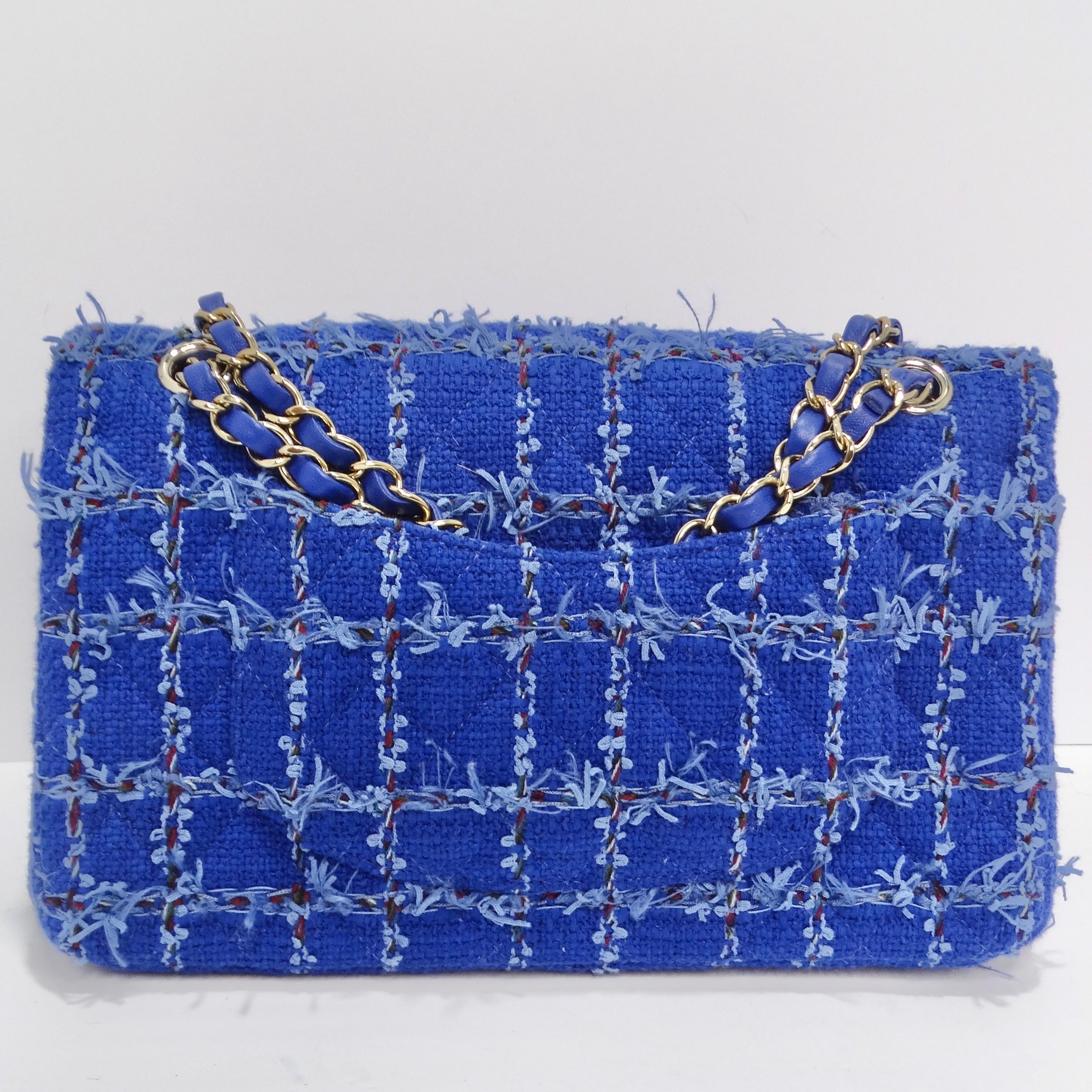 Chanel - Petit sac classique à rabat en tweed bleu matelassé Unisexe en vente
