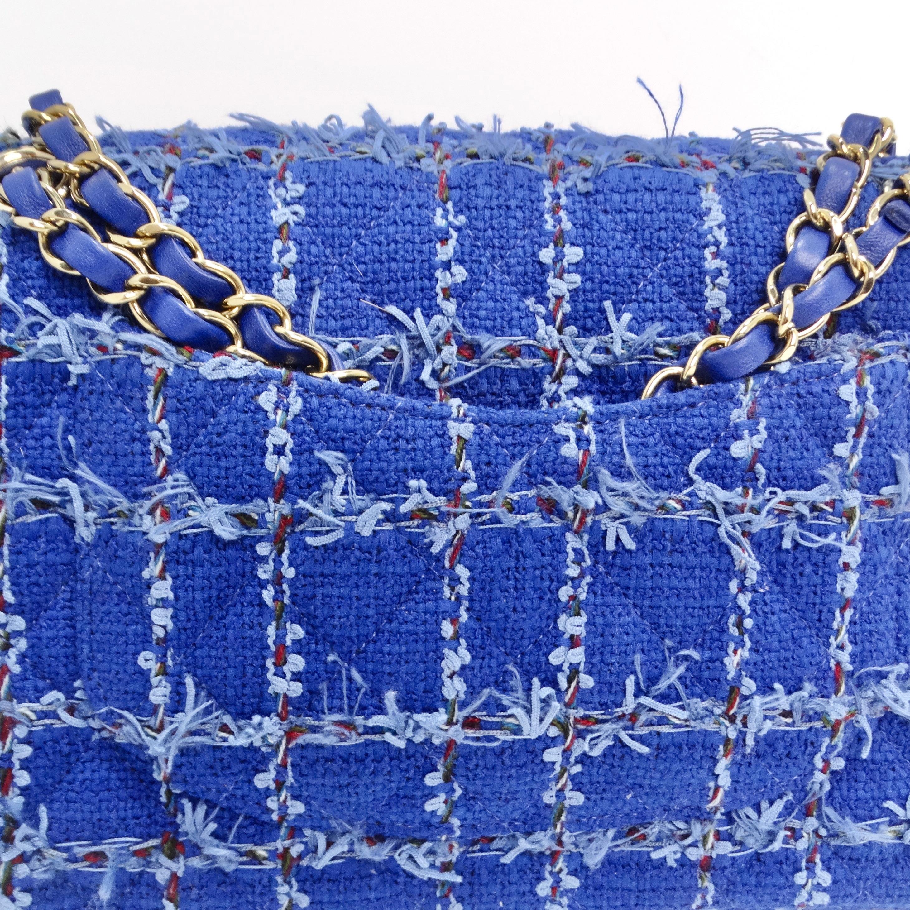 Chanel - Petit sac classique à rabat en tweed bleu matelassé en vente 1