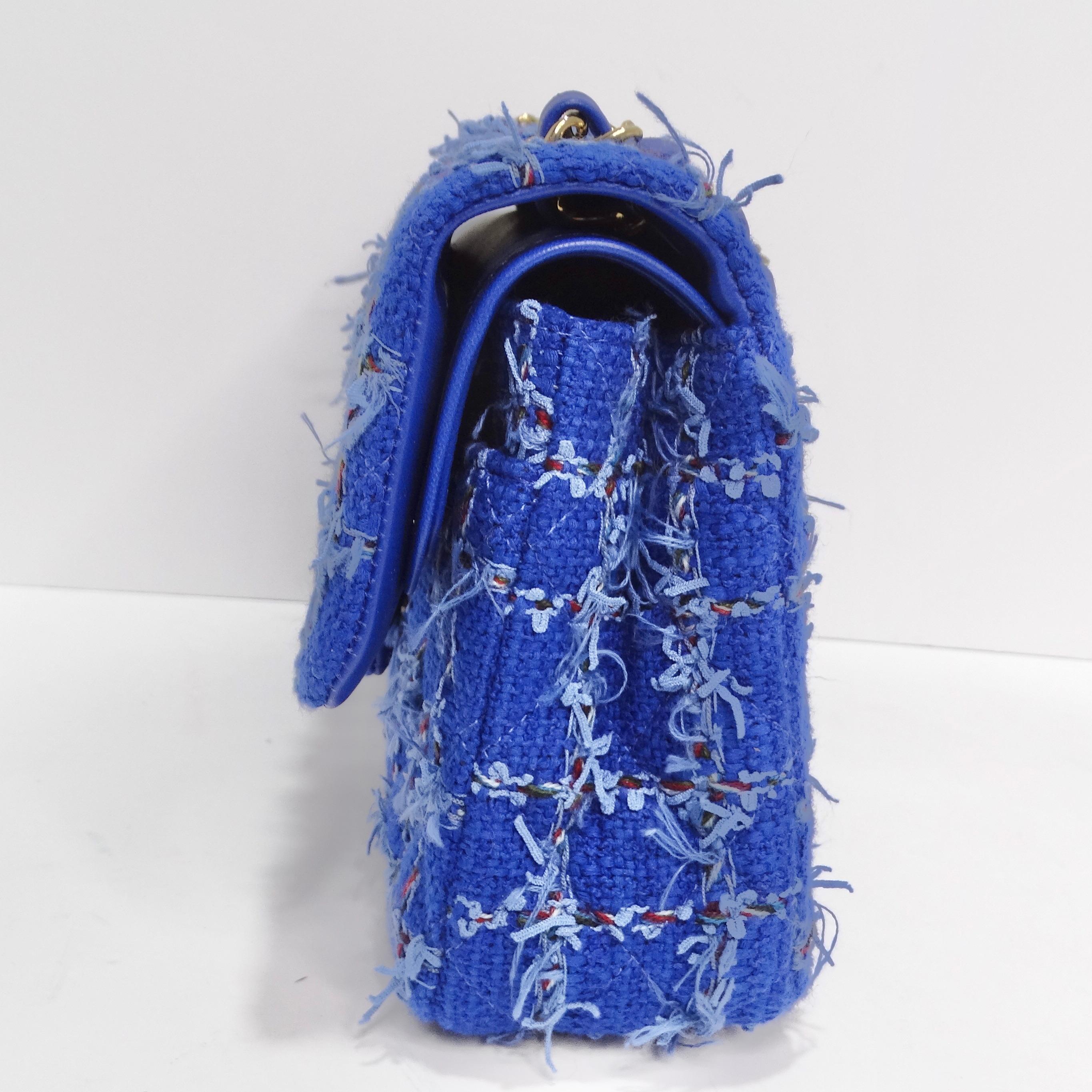 Chanel - Petit sac classique à rabat en tweed bleu matelassé en vente 2