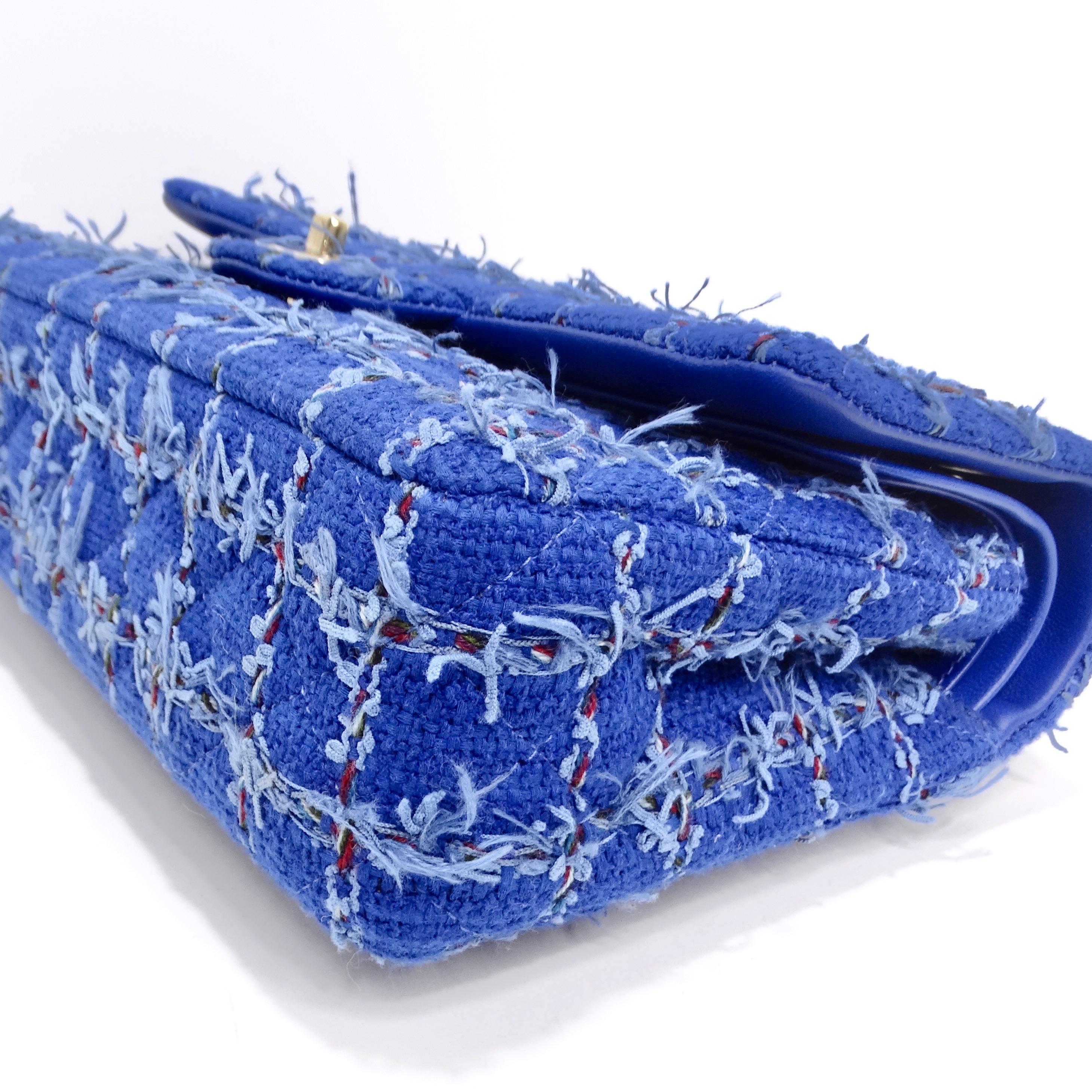 Chanel - Petit sac classique à rabat en tweed bleu matelassé en vente 3
