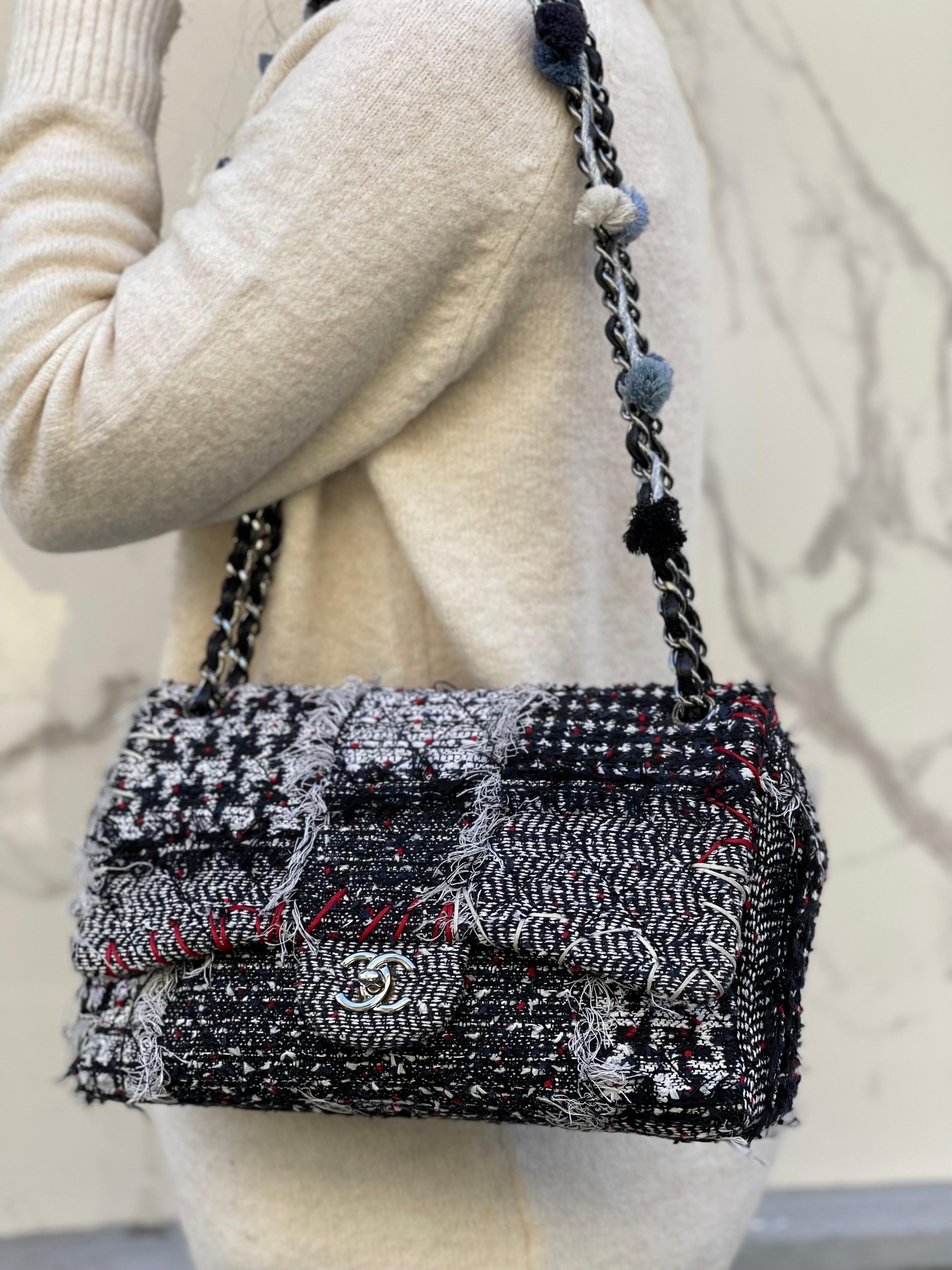 Chanel designer bag, made of multicolor Tweed, with silver-colored hardware.  Equipped with a CC interlocking closure, internally lined in black fabric, quite roomy.  Equipped with a sliding shoulder strap in chain and fabric, with the particularity