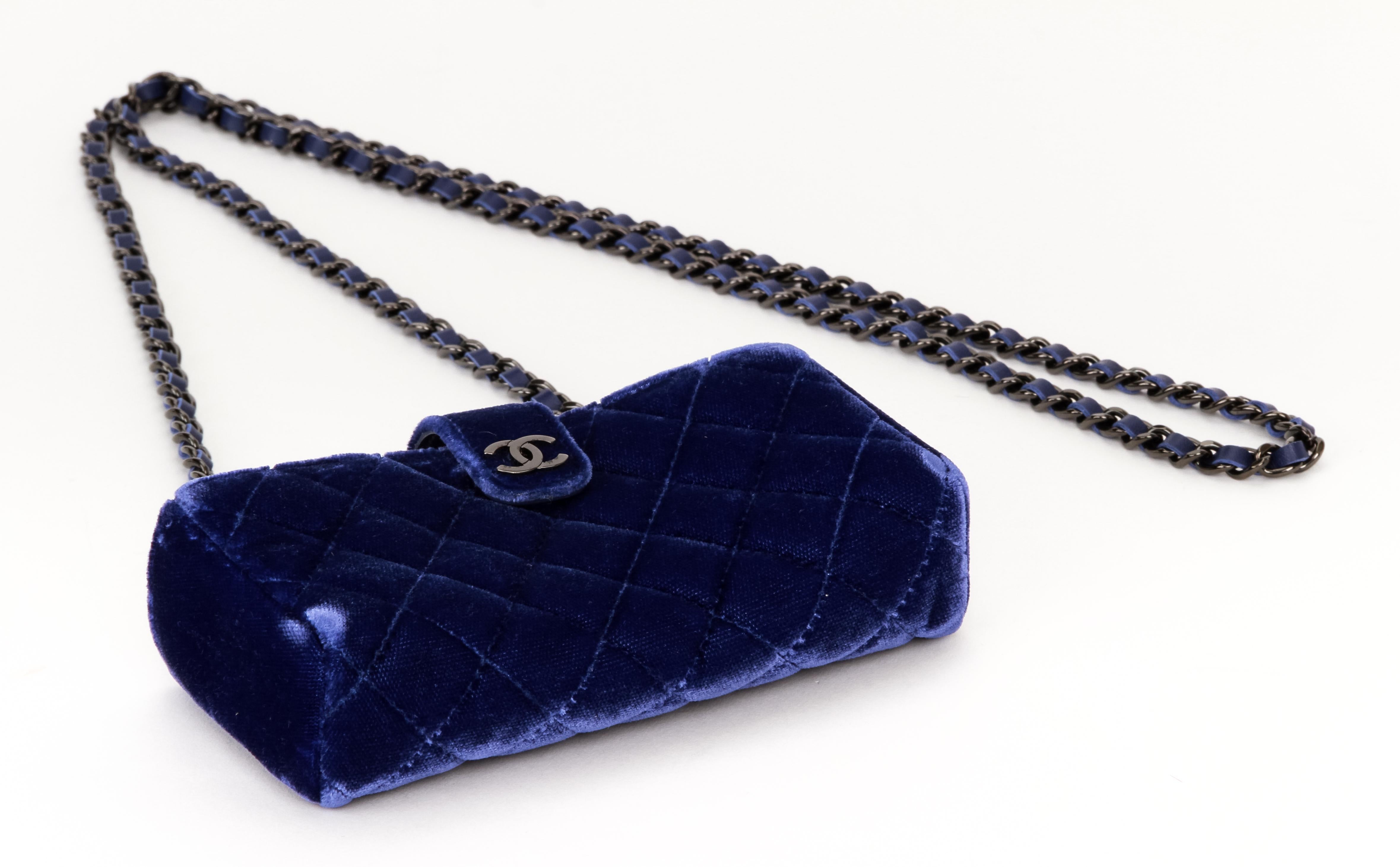 Mini bolso cruzado de terciopelo azul de Chanel en Excelente estado para la venta en West Hollywood, CA