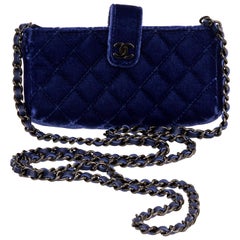 Mini borsa a tracolla in velluto blu di Chanel