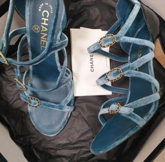Sandales en velours bleu de Chanel
