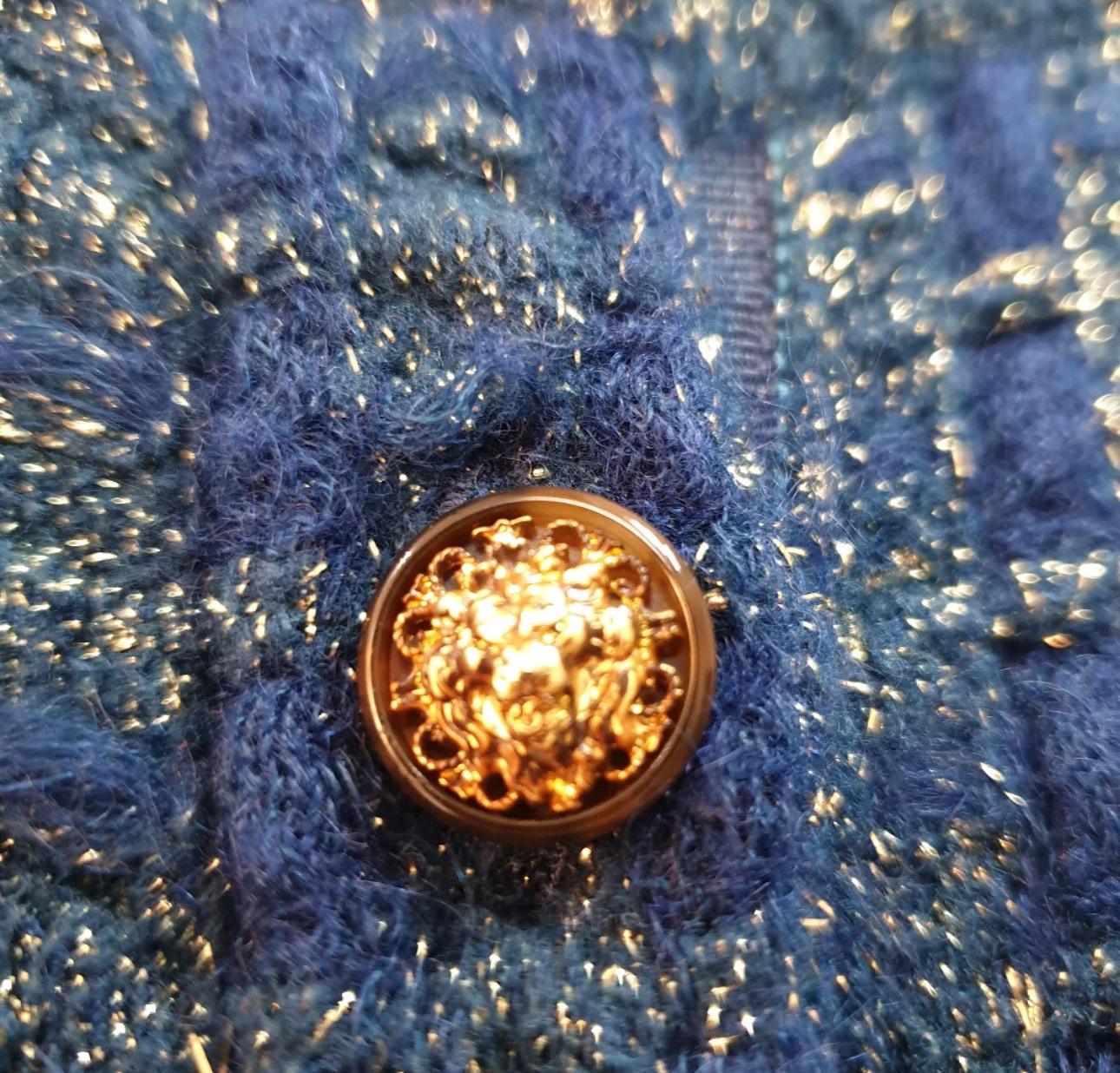 Dieses mit viel Liebe zum Detail gefertigte Kleid von Chanel besteht aus einem wunderschönen blauen Viskose-Tweedstoff, der Raffinesse und Stil ausstrahlt. Das ikonische Design zeigt die zeitlose Eleganz der Marke und ist ein Muss für jeden