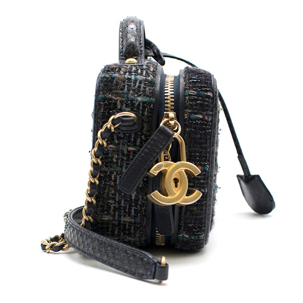 Chanel 2018 Blue Python CC Filigree Vanity Case Bag

multi colored tweed;
leather interior;
zipper pocket;
central zipper compartment;
matte gold chain link leather threaded shoulder straps;
Made in France

approx

base length 20 cm
width 8