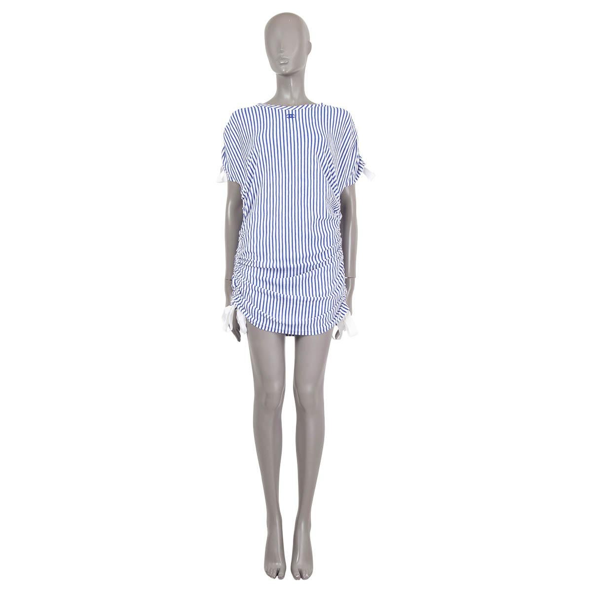 100% authentique robe à manches courtes de Chanel en coton (65%) et polyester (35%) rayé bleu et blanc. Il est doté d'un col ras du cou, d'une broderie CC sur le devant, de manches ajustables et d'une longueur de robe grâce à des liens. Non
