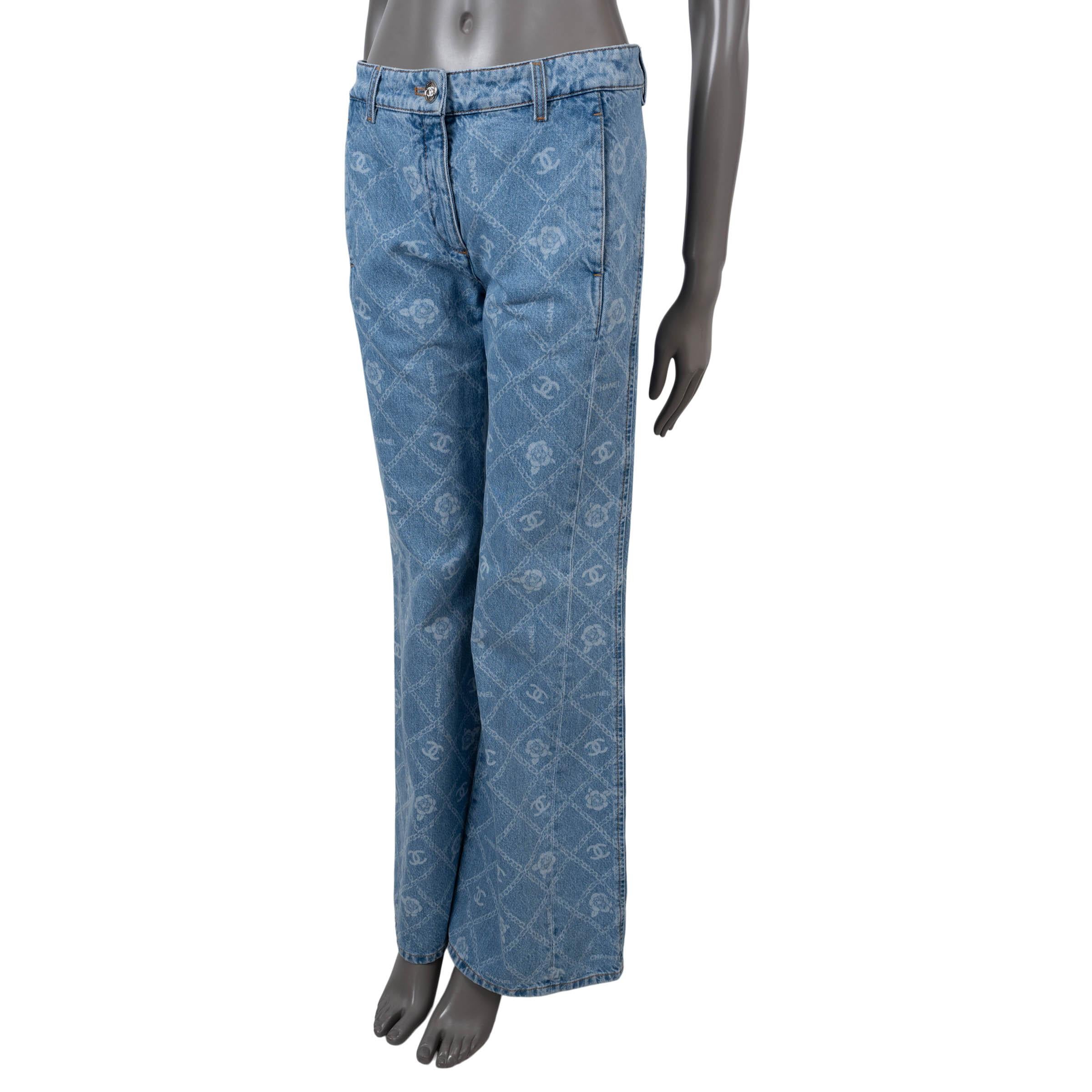 100% authentische Chanel Logo-Jeans aus blauem Baumwoll-Denim (mit 6% Elastan). Mit weißem Kamelien-, CC- und Kettensteppdruck, weitem, leicht ausgestelltem Bein und zwei Seitentaschen. Schließt mit einem CC-Metallknopf und einem verdeckten