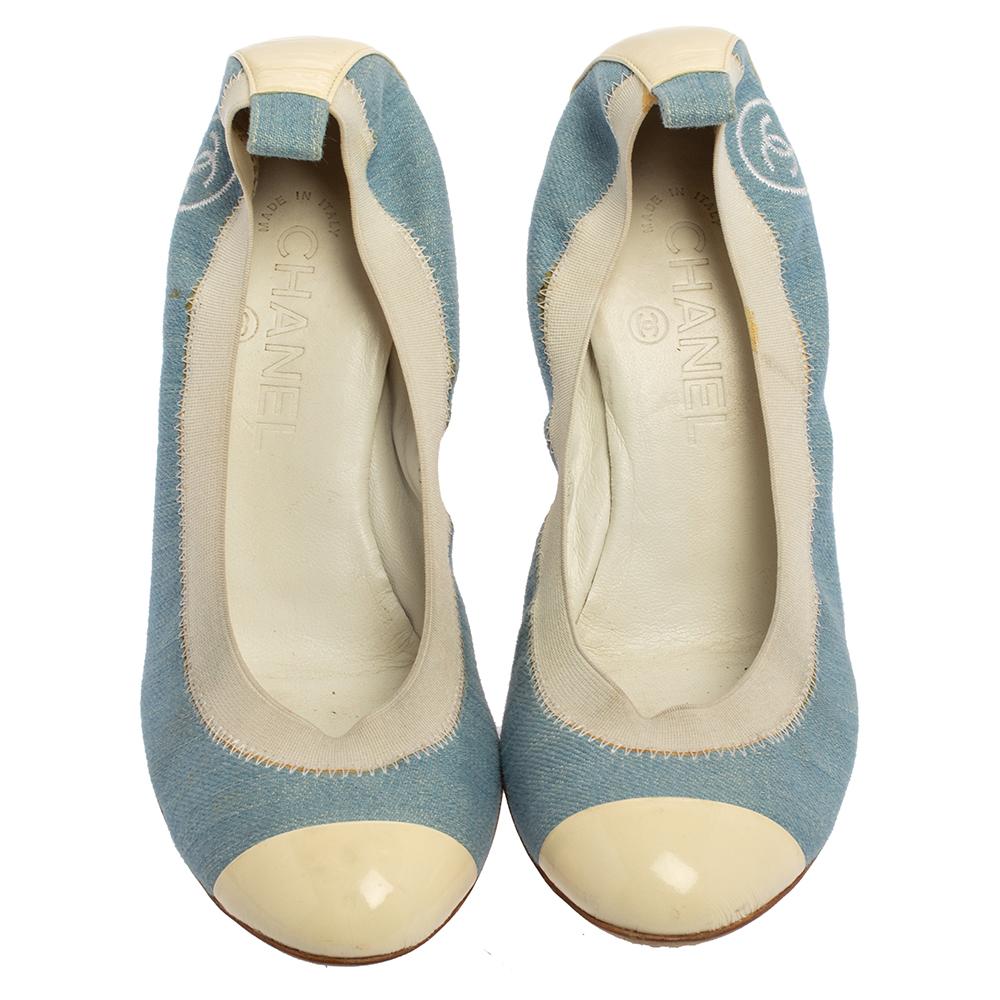 These Chanel pumps are simply elegant and luxe. Crafted from blue denim and white patent leather, they flaunt cap toes, the signature CC logo detailing, and a scrunch style to give you a good fit. The pair is complete with leather insoles and 8.5 cm