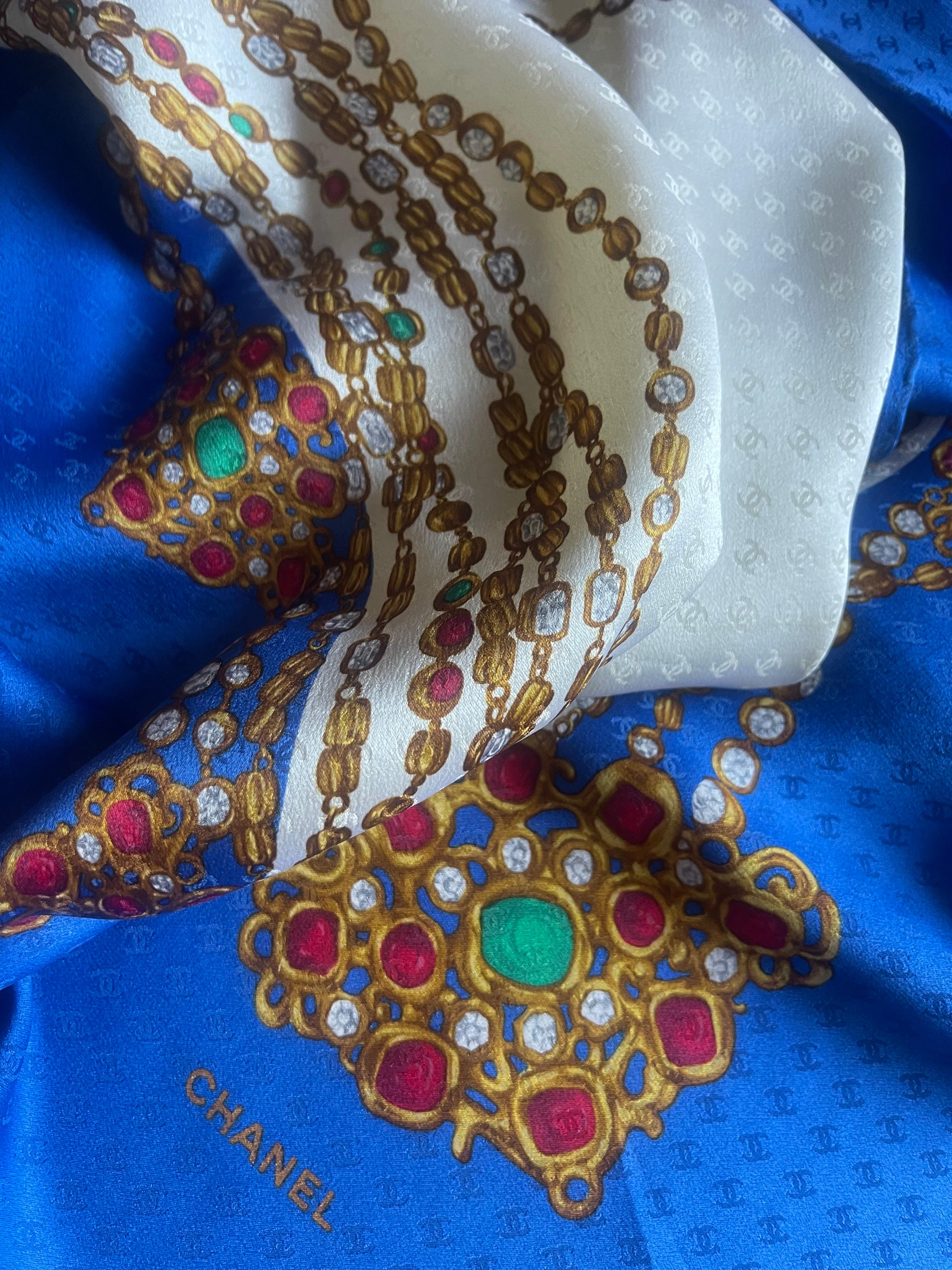 Sciarpa in seta gripoix blu e bianca di Chanel in vendita 5