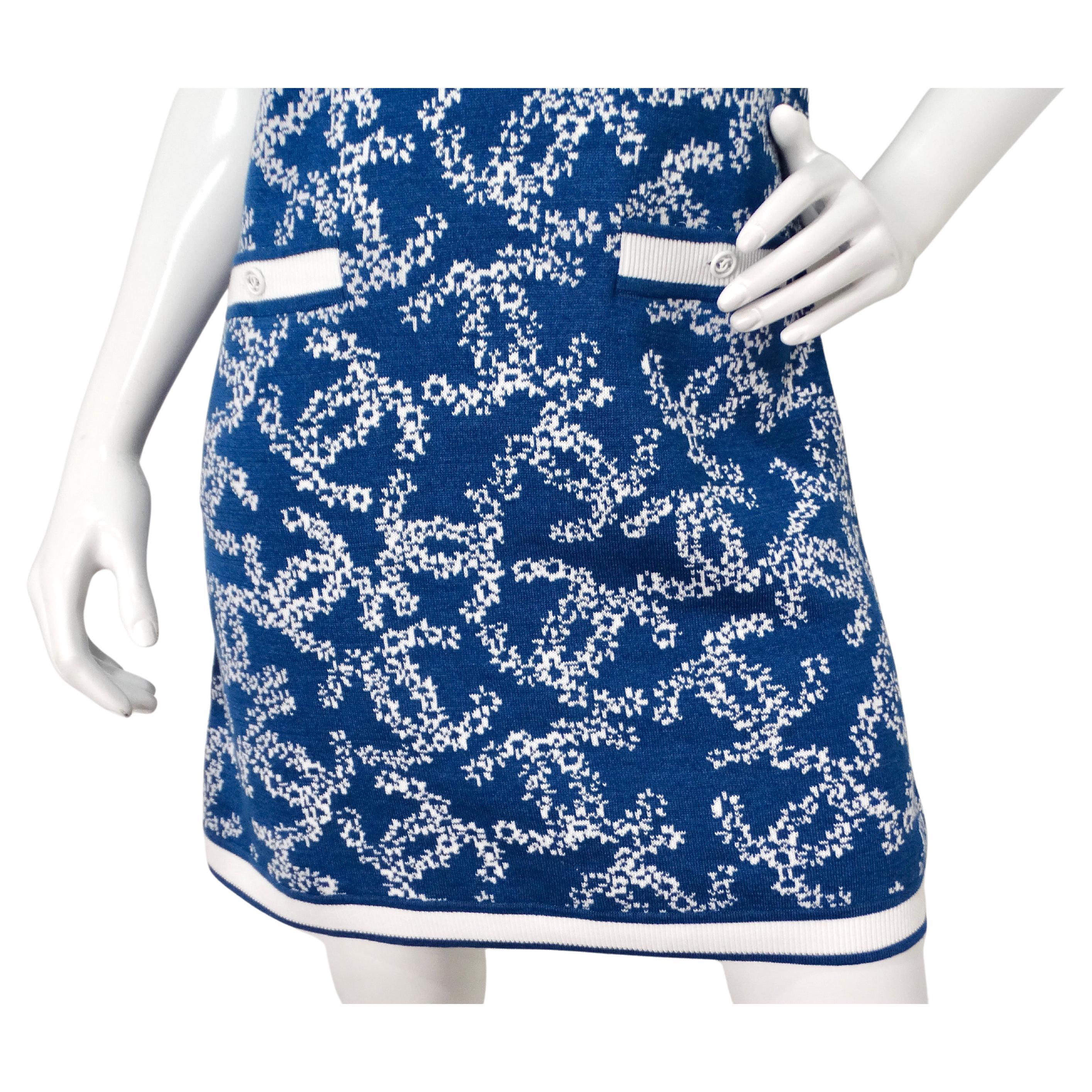 La robe en maille à poches et logo CC imbriqué bleu et blanc de Chanel incarne l'élégance sophistiquée avec une touche contemporaine. Fabrice en coton doux et luxueux, cette robe arbore le logo CC emblématique dans un motif bleu et blanc saisissant,