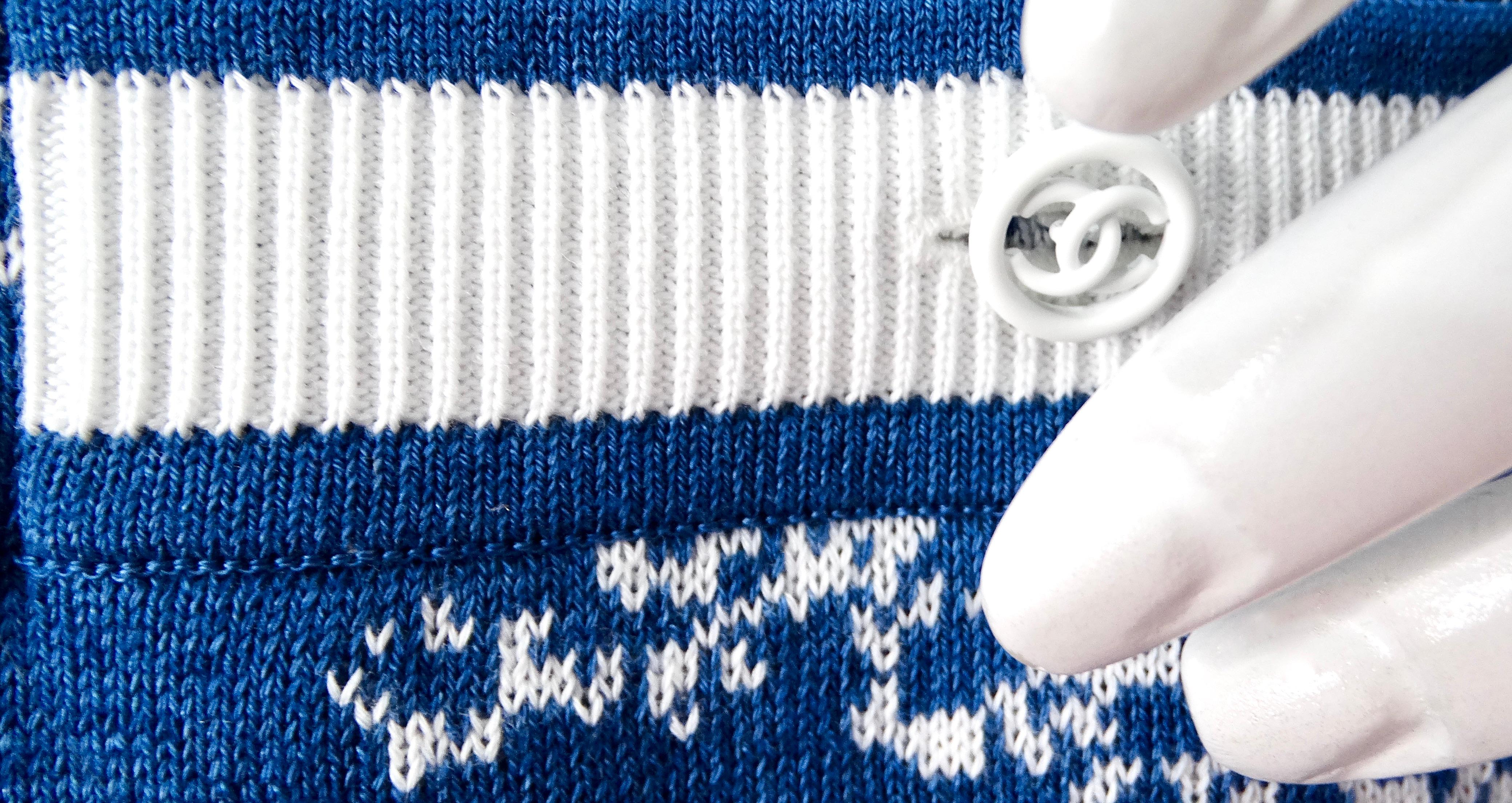 Chanel - Robe en maille à poches avec logo CC imbriqué - Bleu et blanc Bon état - En vente à Scottsdale, AZ