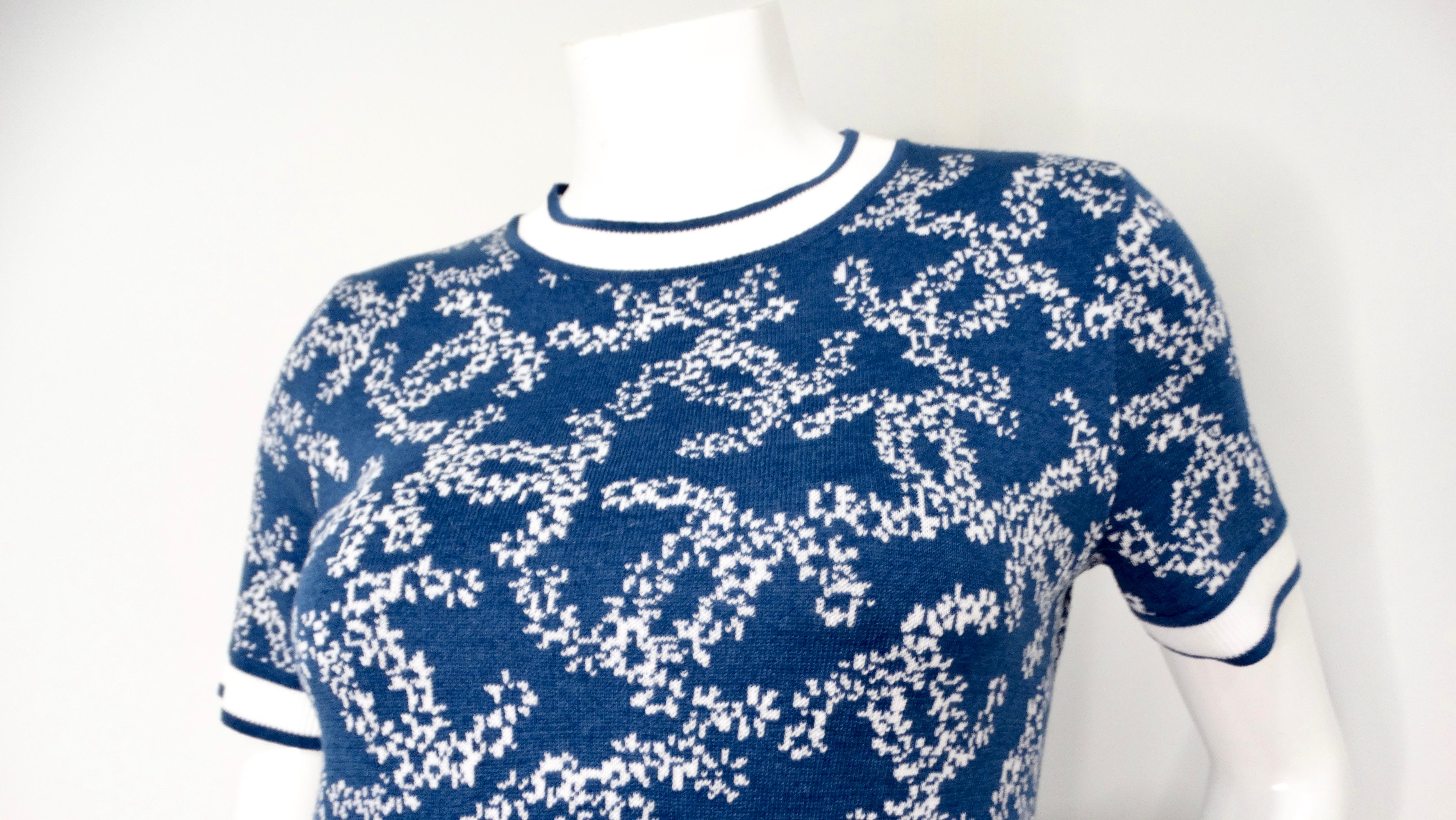 Chanel - Robe en maille à poches avec logo CC imbriqu�é - Bleu et blanc Pour femmes en vente