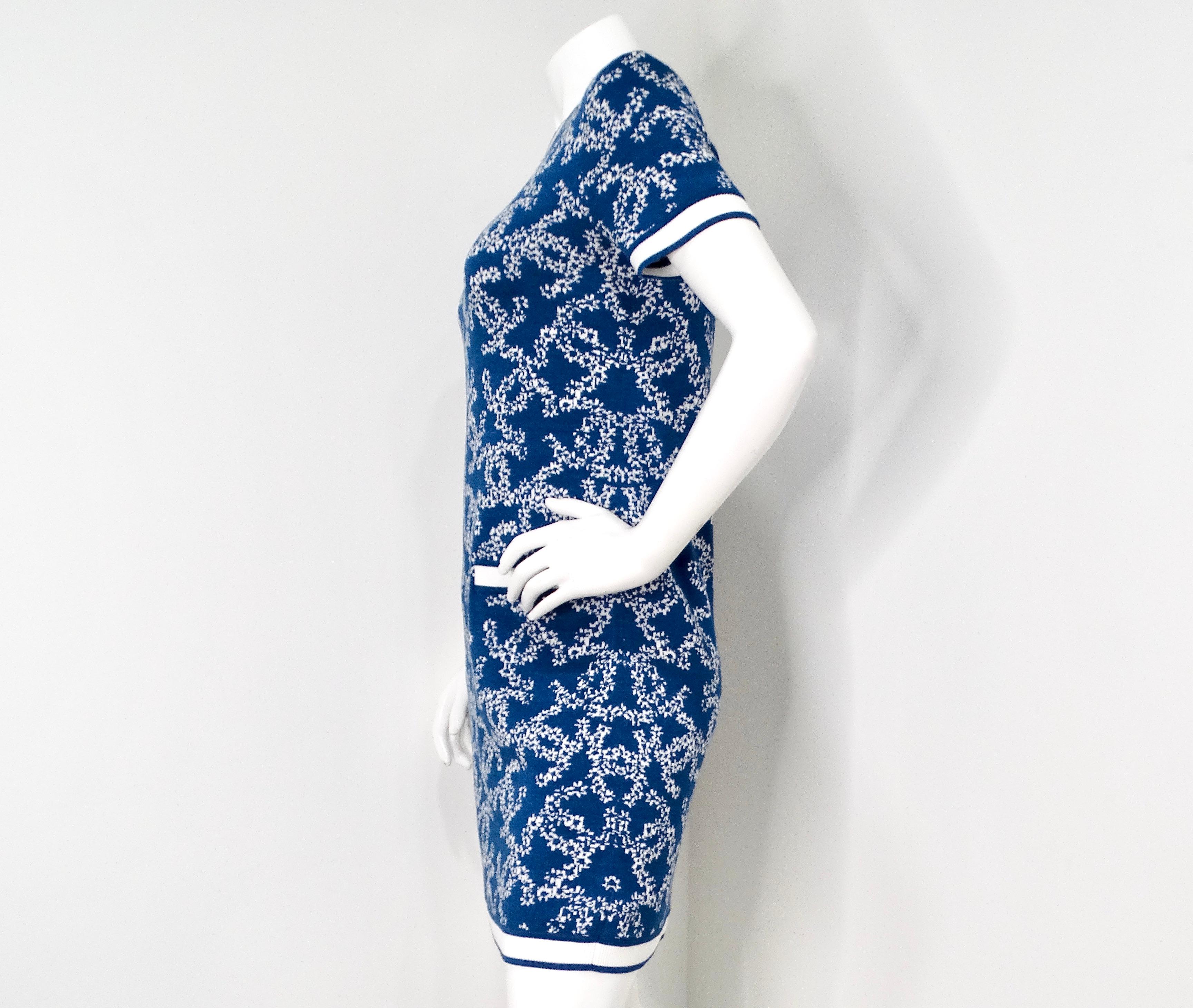 Chanel - Robe en maille à poches avec logo CC imbriqué - Bleu et blanc en vente 1