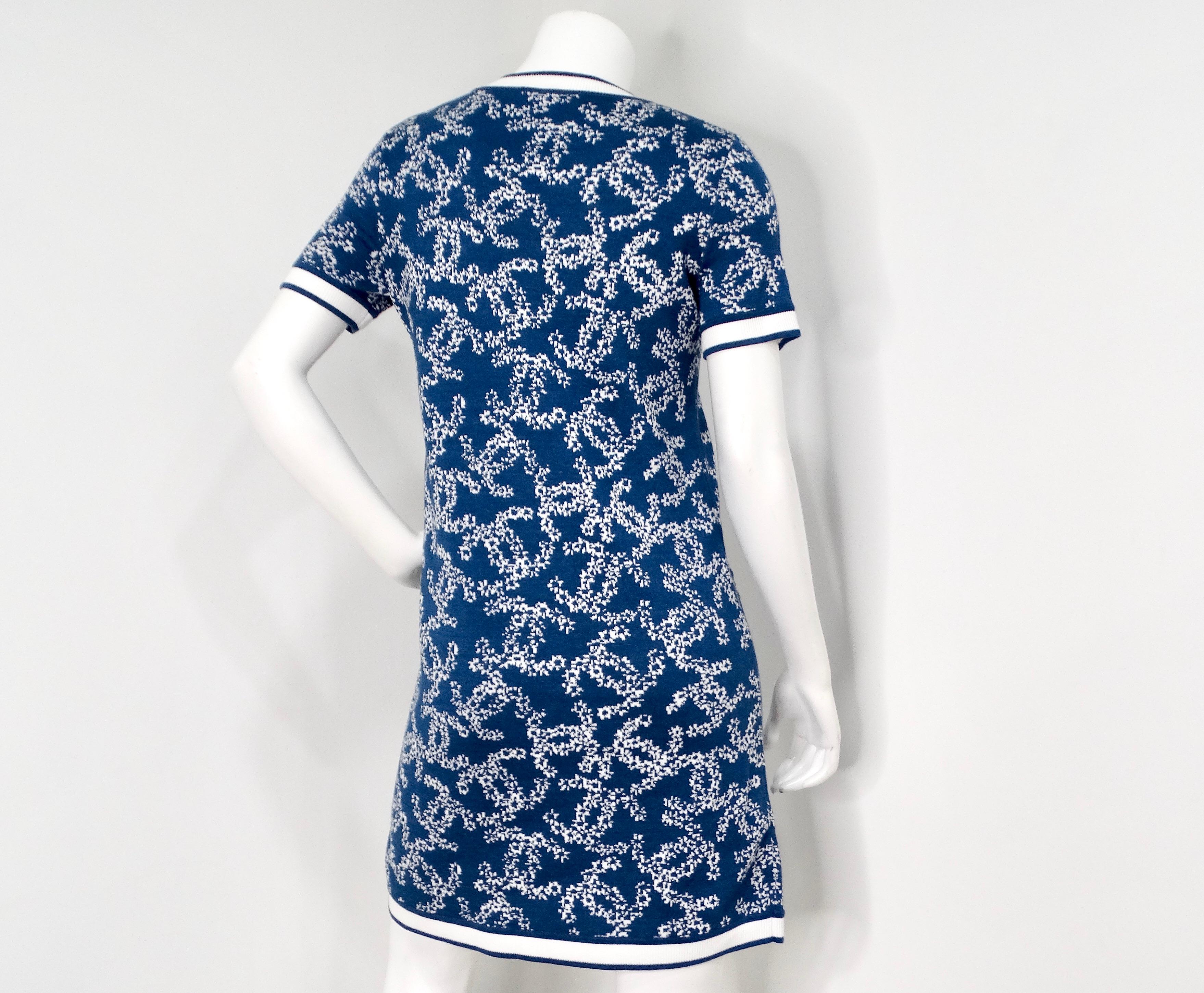 Chanel - Robe en maille à poches avec logo CC imbriqué - Bleu et blanc en vente 2