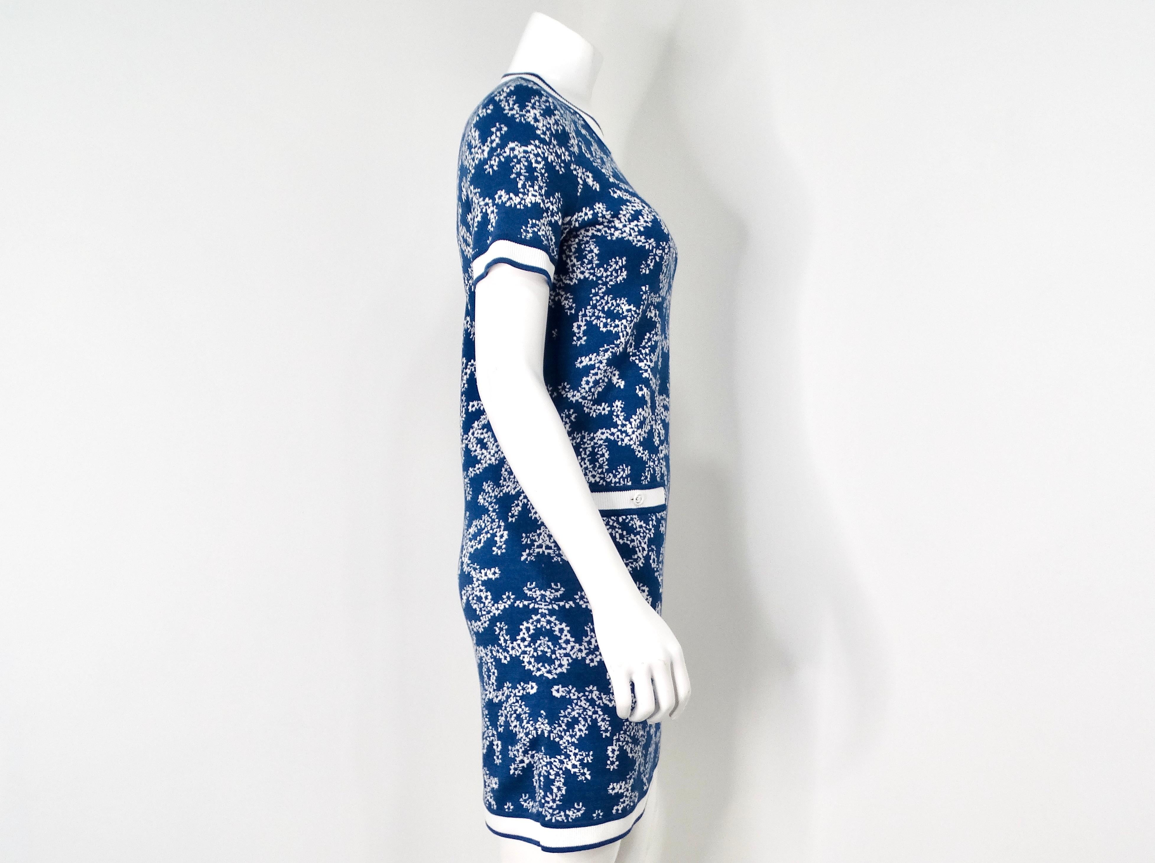 Chanel - Robe en maille à poches avec logo CC imbriqué - Bleu et blanc en vente 3