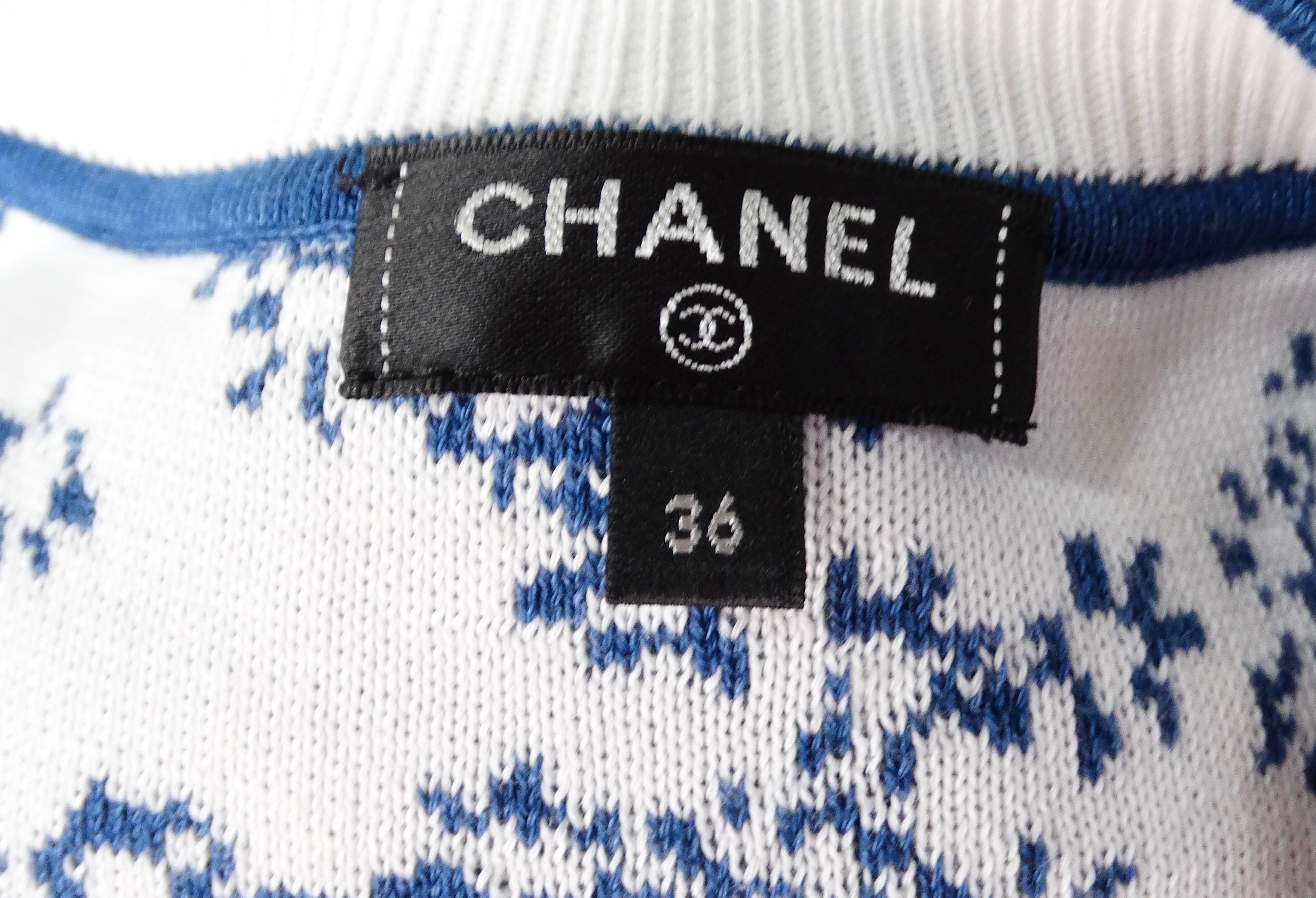 Chanel - Robe en maille à poches avec logo CC imbriqué - Bleu et blanc en vente 4
