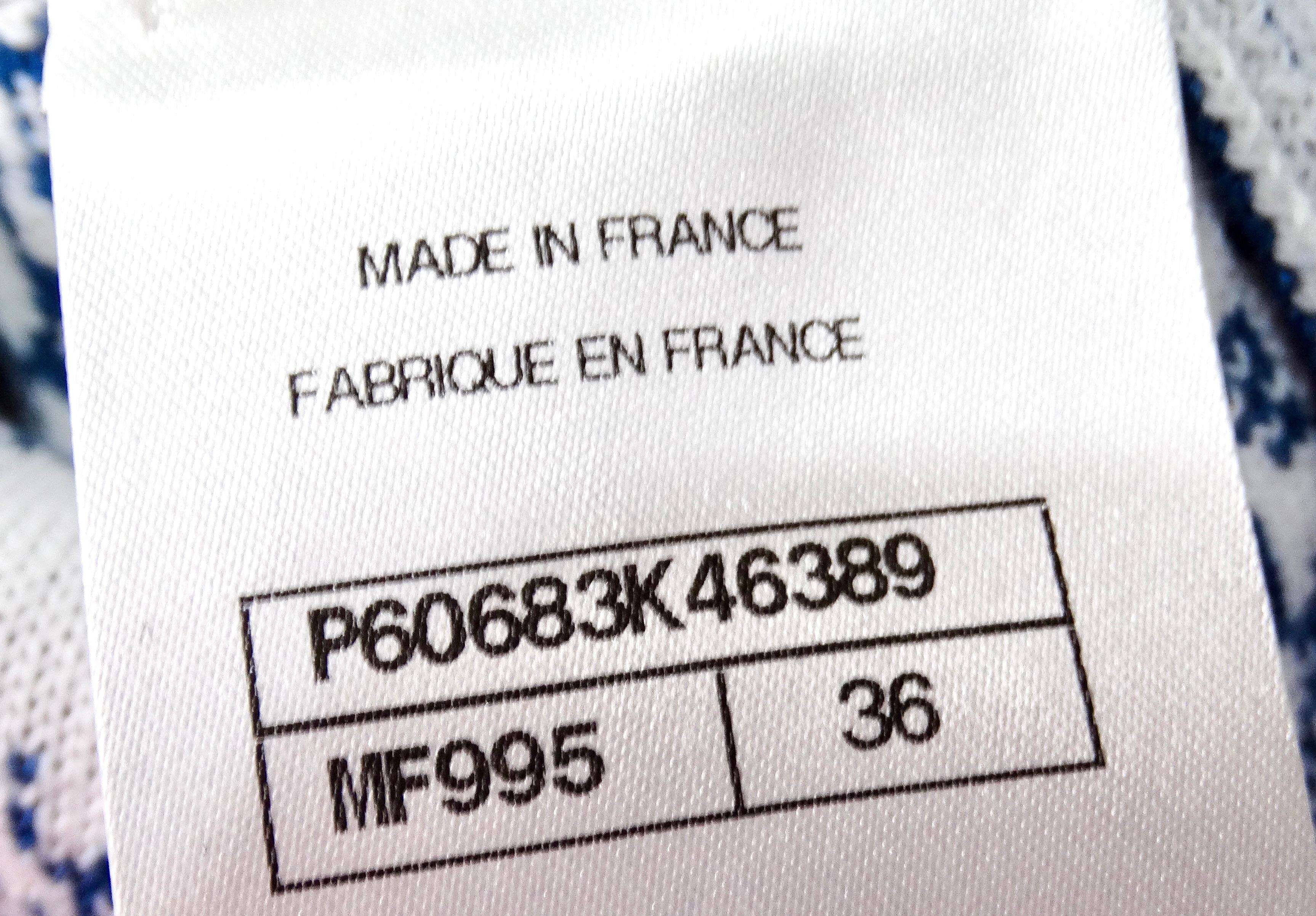 Chanel - Robe en maille à poches avec logo CC imbriqué - Bleu et blanc en vente 5