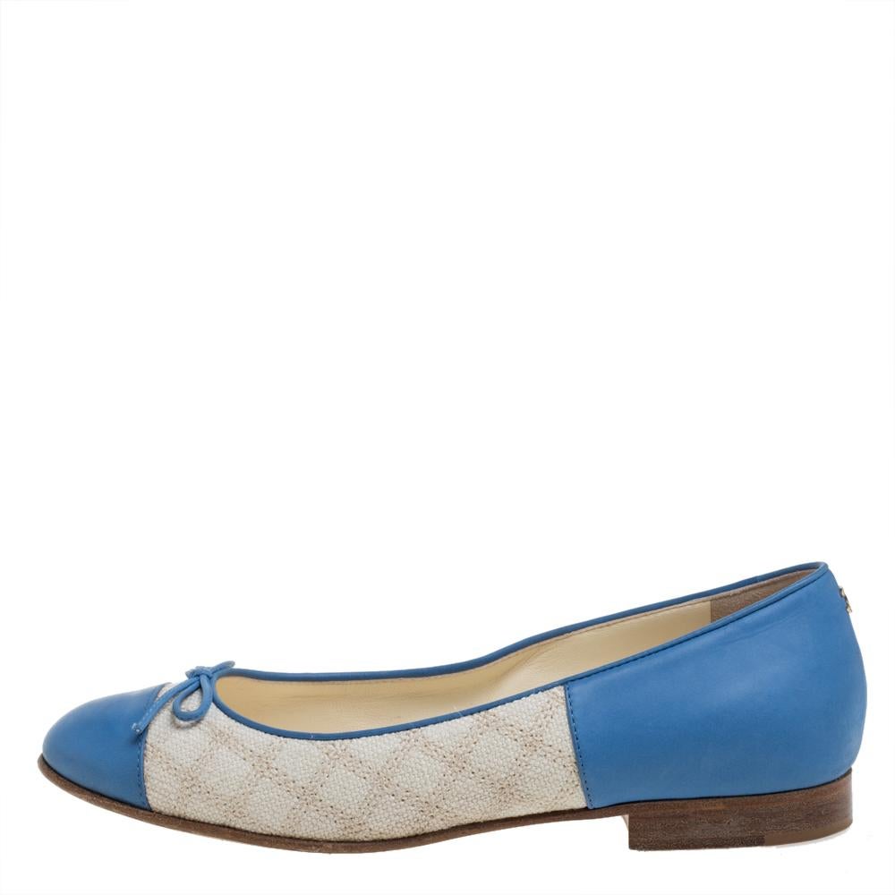 Chanel Blue/White Leather And Canvas Bow Cap Toe Ballet Flats Size 36 In Good Condition In Dubai, Al Qouz 2
