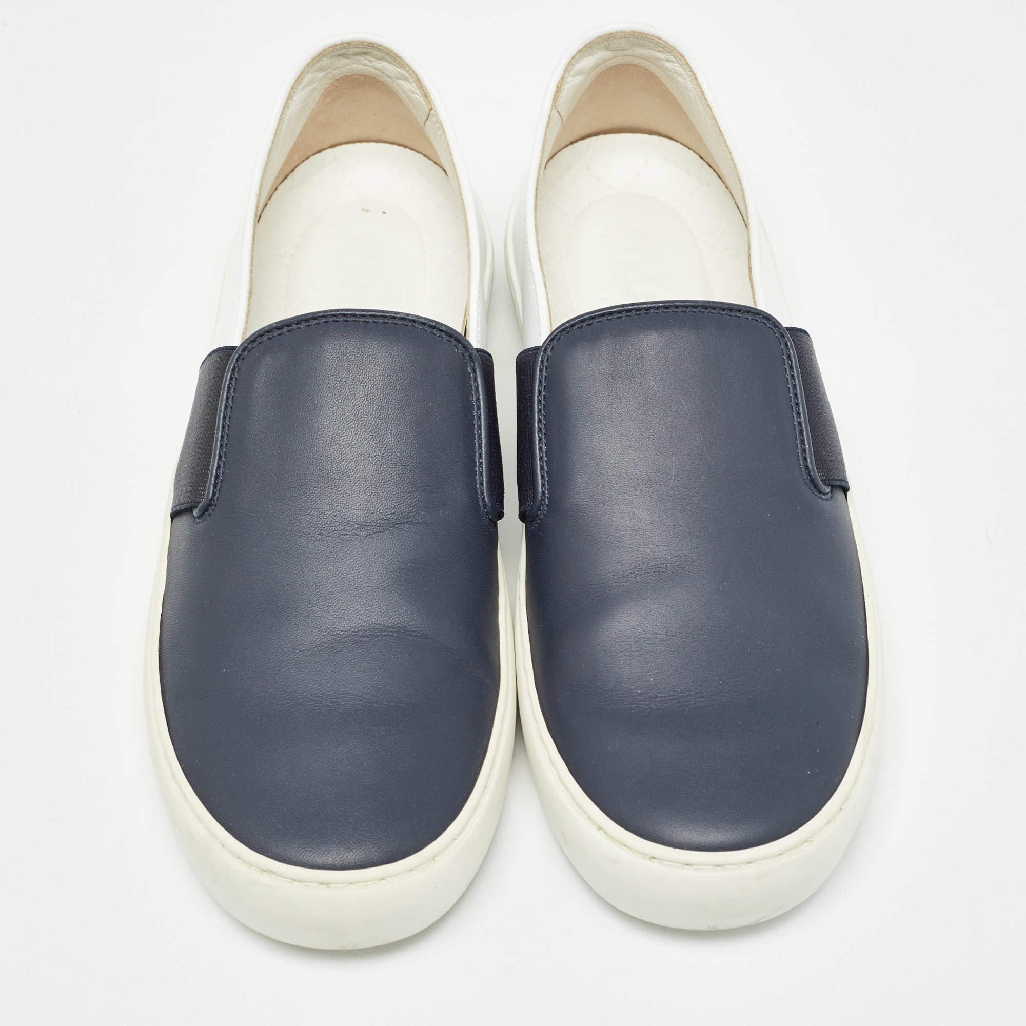 Chanel Blau/Weiß Leder CC Slip On Turnschuhe Größe 35 (Grau) im Angebot