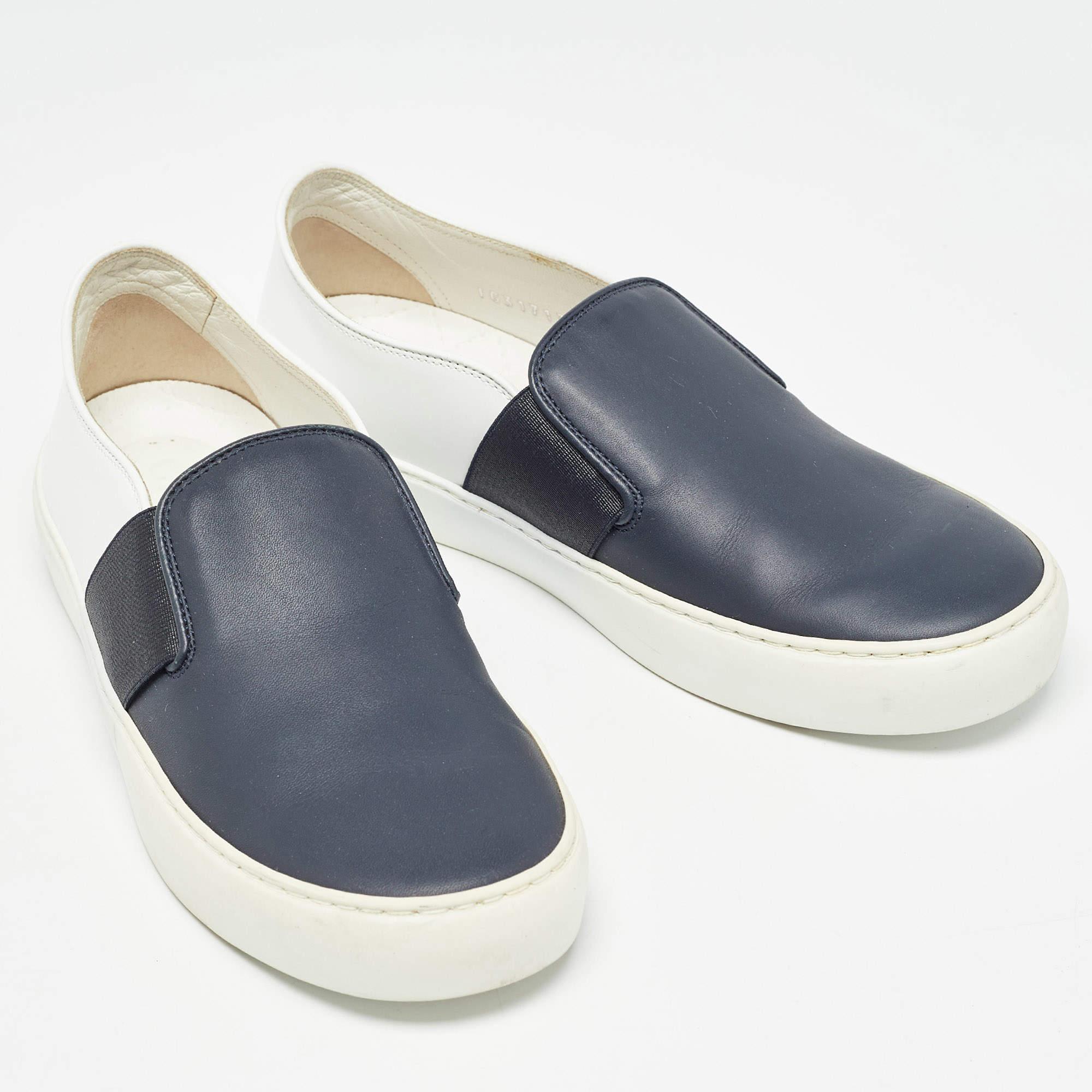 Chanel Blau/Weiß Leder CC Slip On Turnschuhe Größe 35 im Zustand „Gut“ im Angebot in Dubai, Al Qouz 2