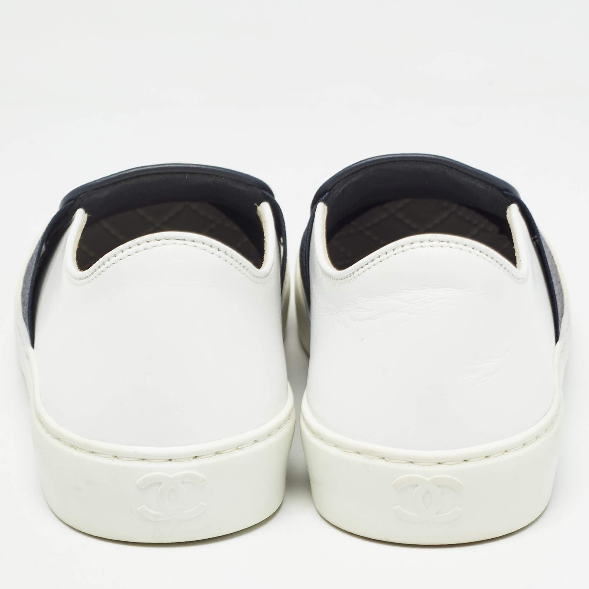Chanel Blau/Weiß Leder CC Slip On Turnschuhe Größe 35 Damen im Angebot