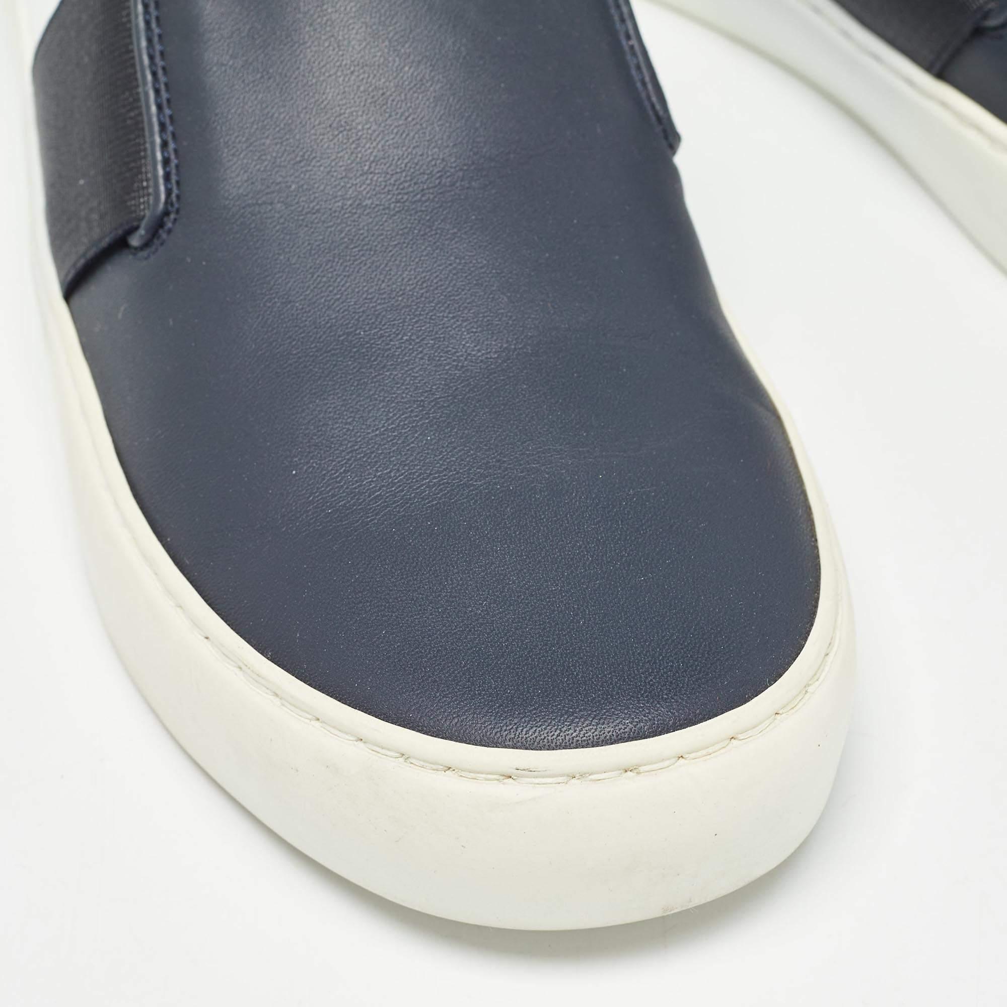 Chanel Blau/Weiß Leder CC Slip On Turnschuhe Größe 35 im Angebot 2