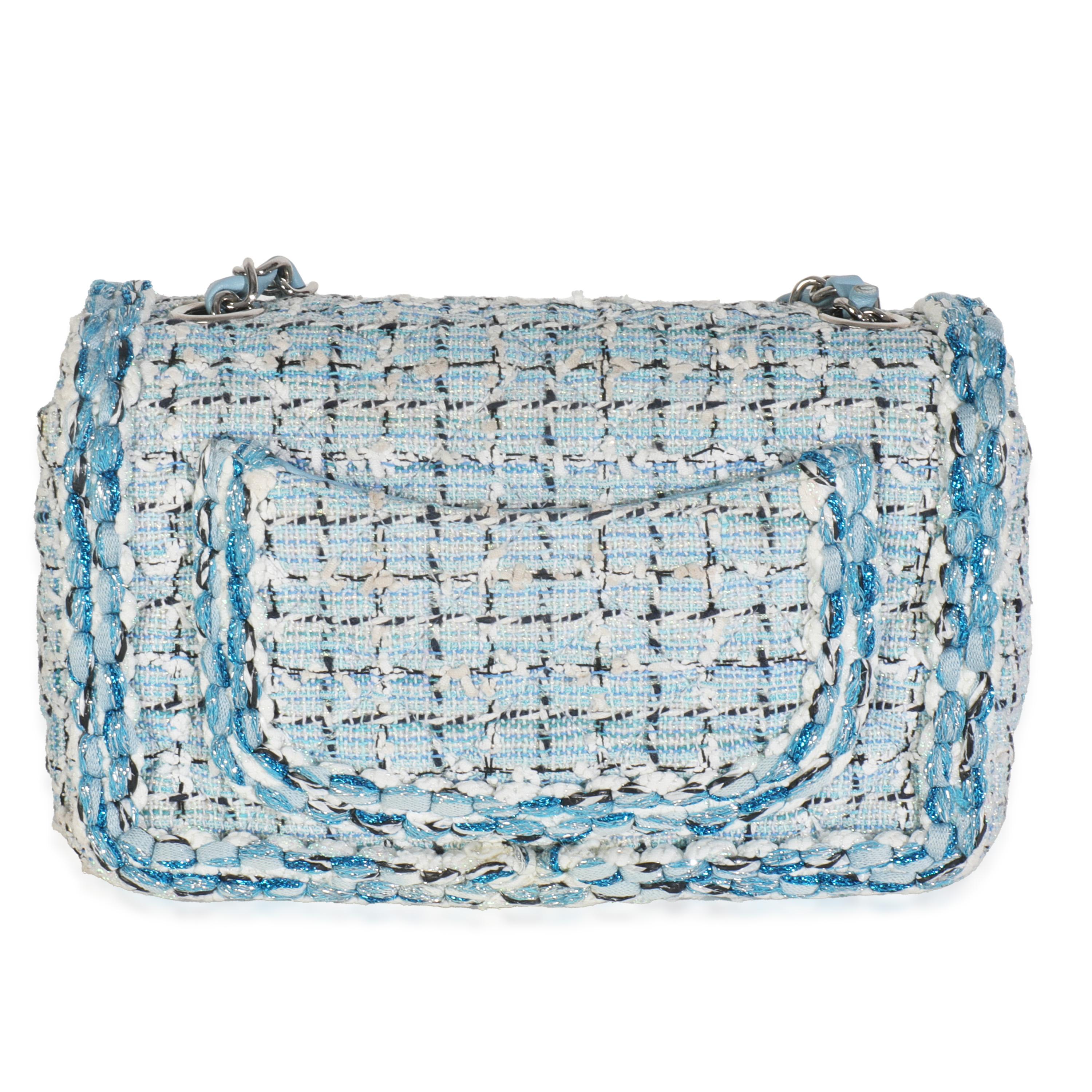 Titre du listing : Chanel Blue White Quilted Metallic Tweed Braided Mini Rectangular Flap Bag
SKU : 148757
Condit : Usagé 
Description de l'état : Un classique intemporel qui ne se démode jamais, le sac à rabat de Chanel date de 1955 et a connu un